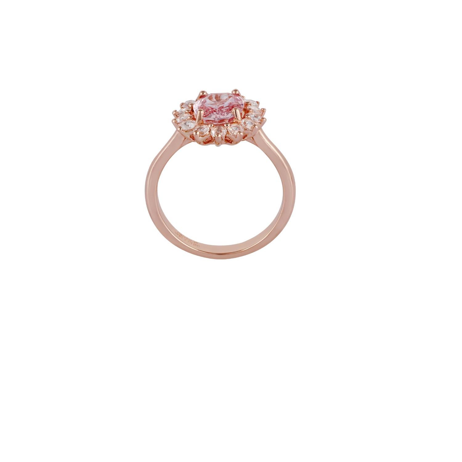 Dies ist eine elegante Padparadscha Saphir & Diamant-Cluster-Ring, verfügt über 1 Stück oval geformten Padparadscha Saphir Gewicht 1,73 Karat, umgeben von 14 Stück Rose geschliffenen Diamanten Cluster Gewicht 0,34 Karat diese gesamte Ring ist in 18k