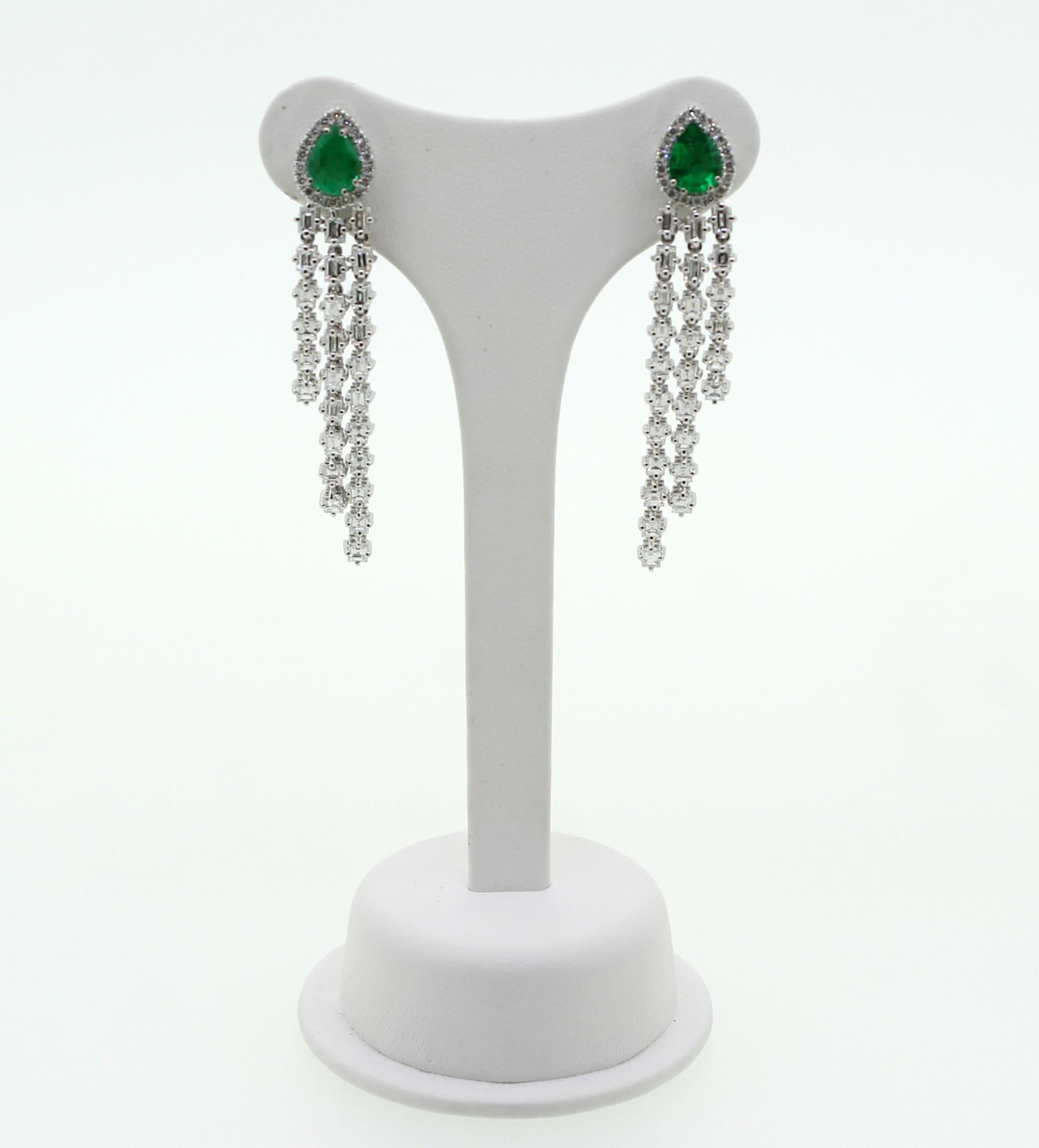 Contemporary 1.73 Carat Pear Shape Emerald and White Diamonds Dangle Earrings For Sale