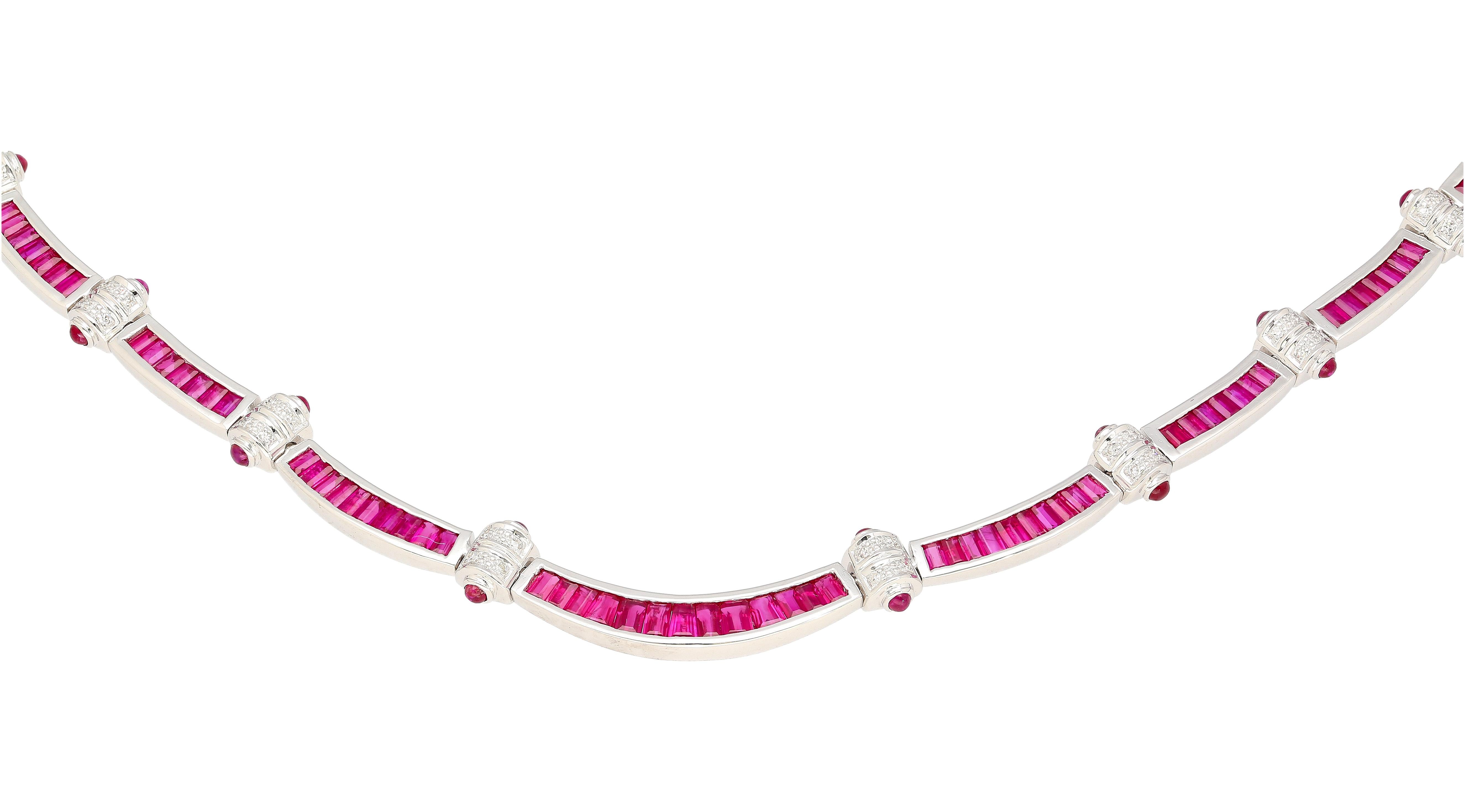 Questa collana girocollo in stile retrò è realizzata in oro bianco da 18 carati. La collana presenta un totale di 17,30 carati di rubini taglio baguette, completati da 0,44 carati di diamanti. La collana misura 16 pollici di lunghezza e 8 mm di