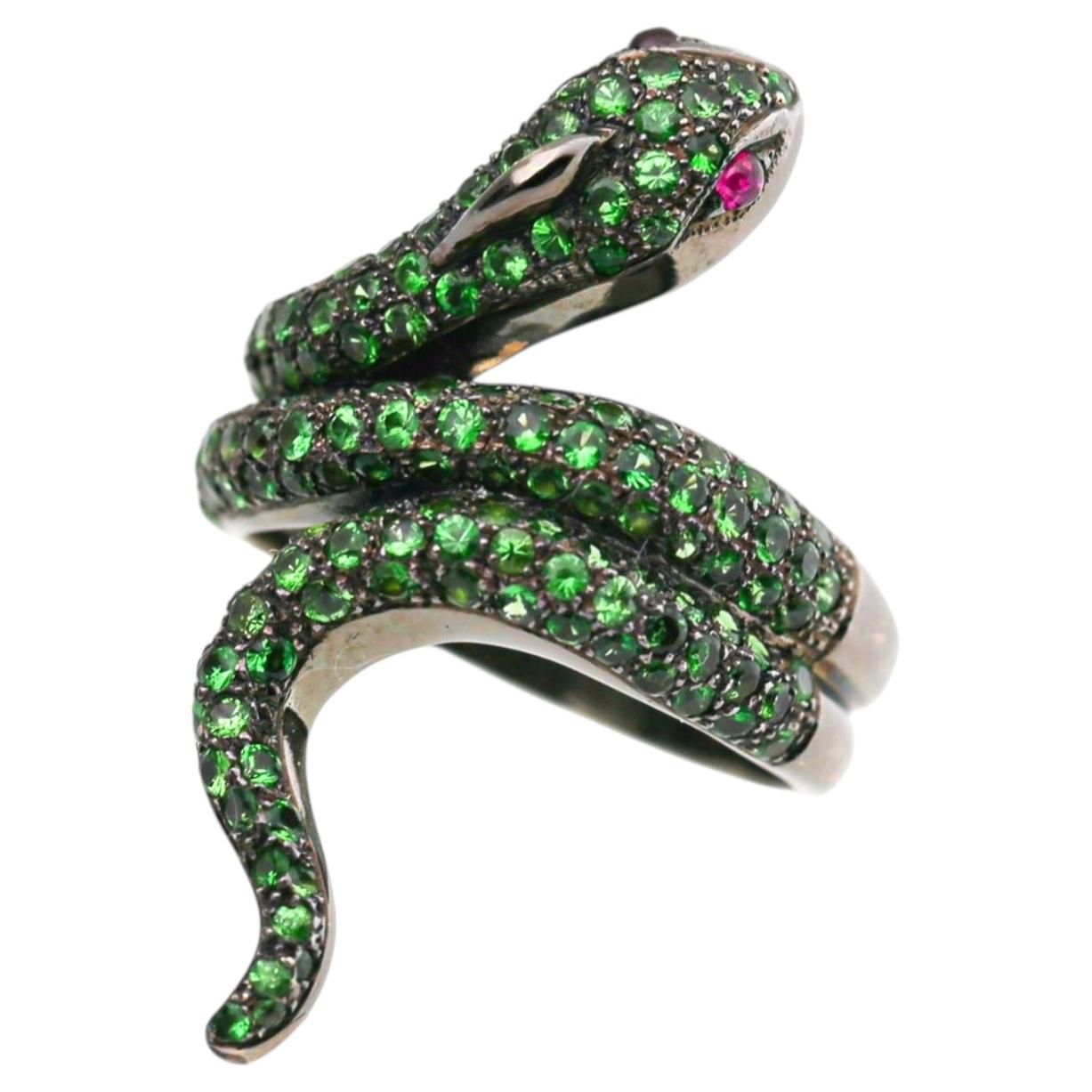 1.73 Carat Tsavorite Garnet & Ruby Eye Pavé Snake 18K Black Gold Cocktail Ring en vente