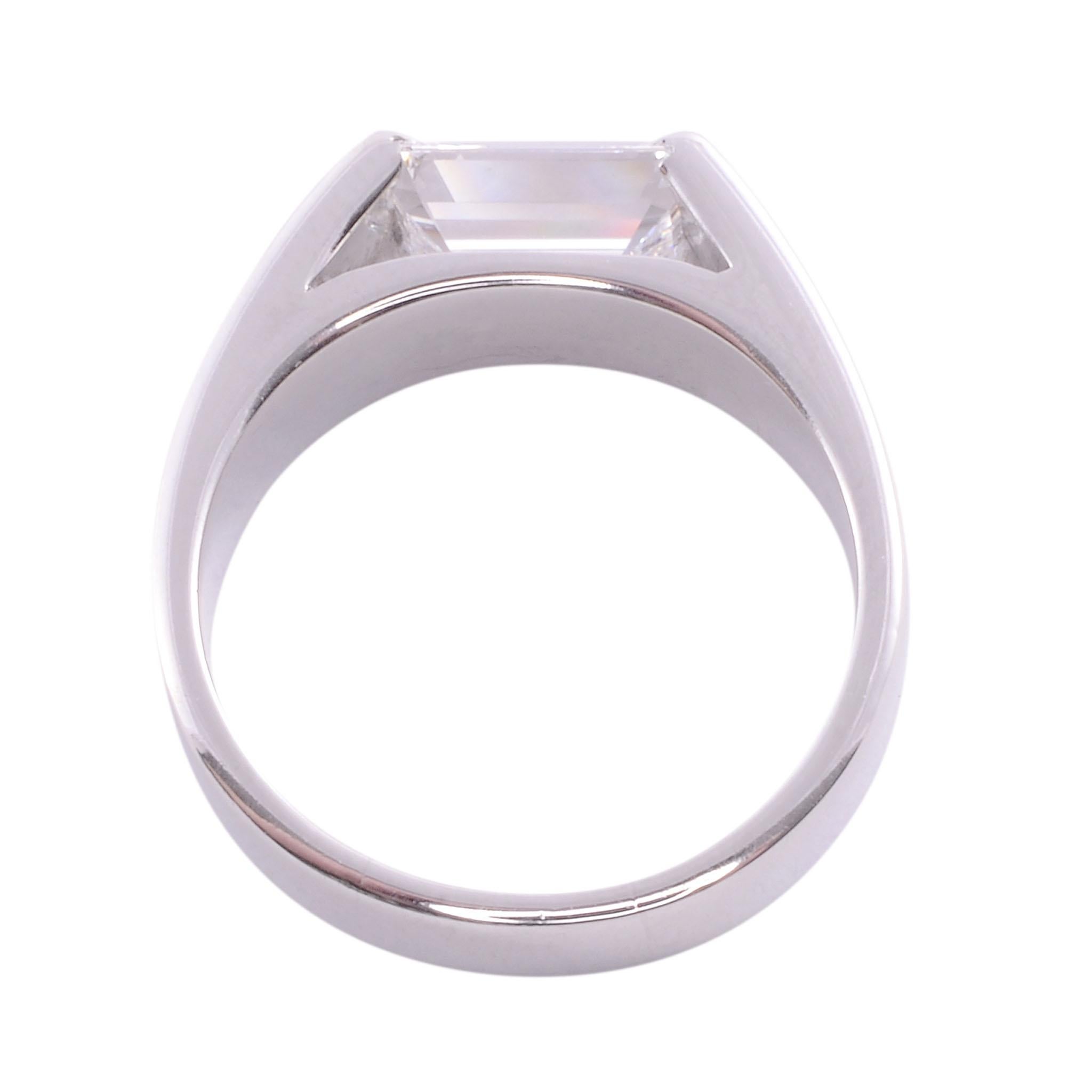 Women's 1.73 Carat VVS2 Emerald Cut Diamond Platinum Ring For Sale