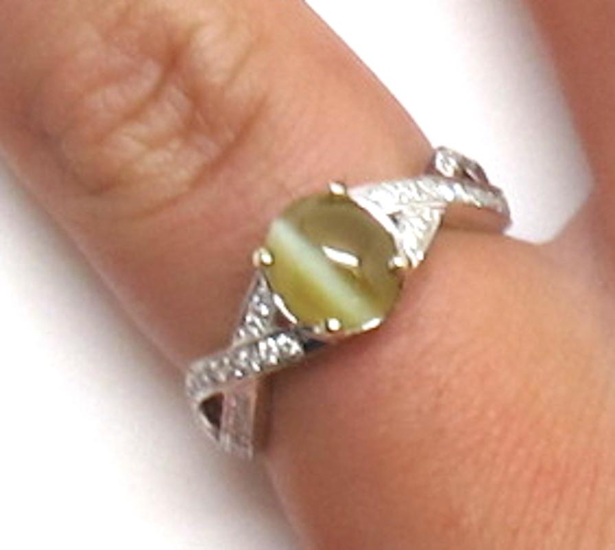 1.73 ct. Cat's Eye Chrysoberyl Cabochon and Diamond, 18k White Gold Ring 2