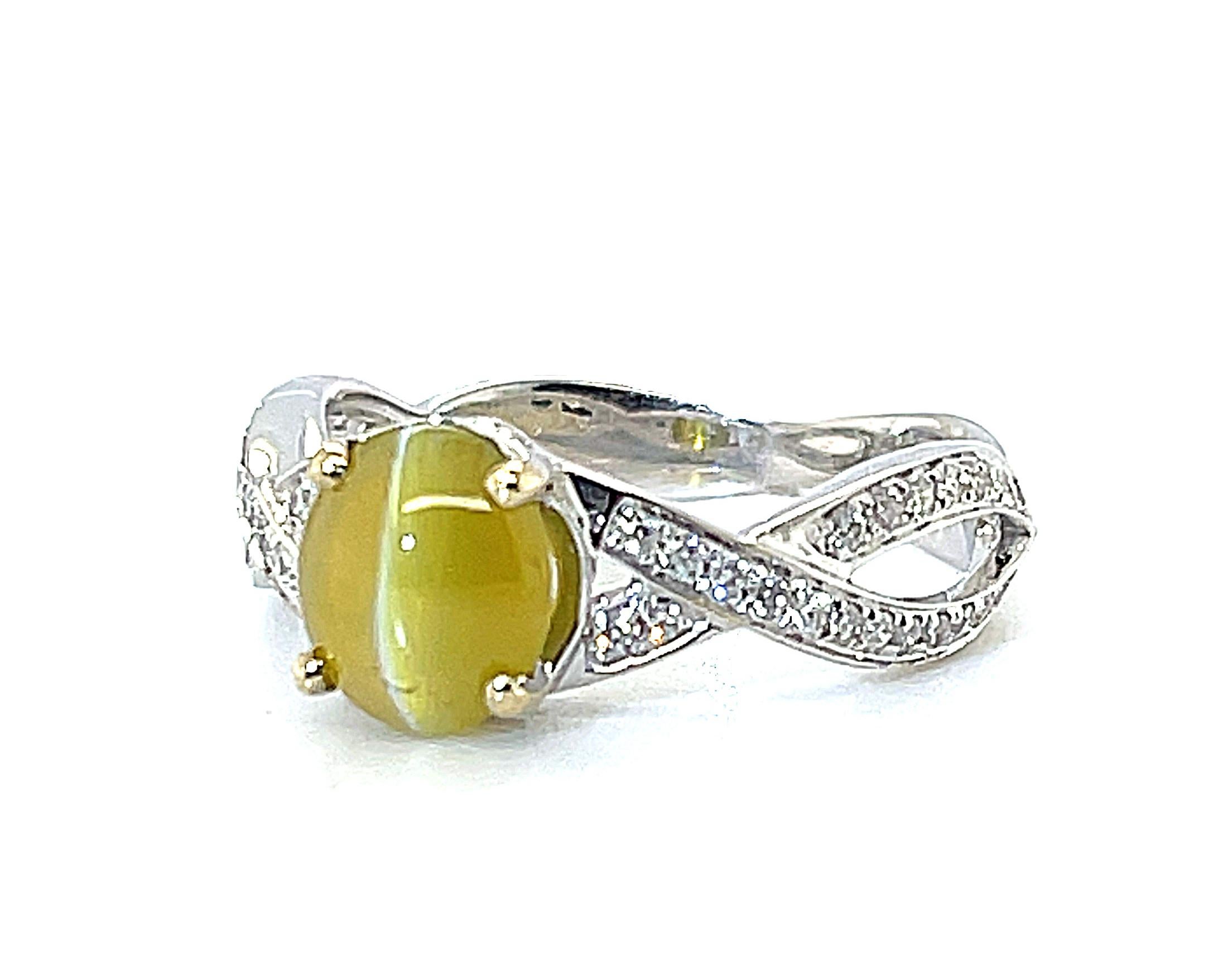 1.73 ct. Cat's Eye Chrysoberyl Cabochon and Diamond, 18k White Gold Ring In New Condition In Los Angeles, CA