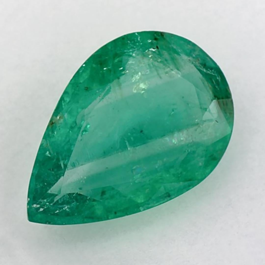 D'un vert éclatant, la pierre de naissance du mois de mai symbolise le renouveau de la croissance printanière. 

Explorez la vibrante collection d'émeraudes, de rubis et de saphirs de notre magasin, disponibles sous forme de pierres précieuses en