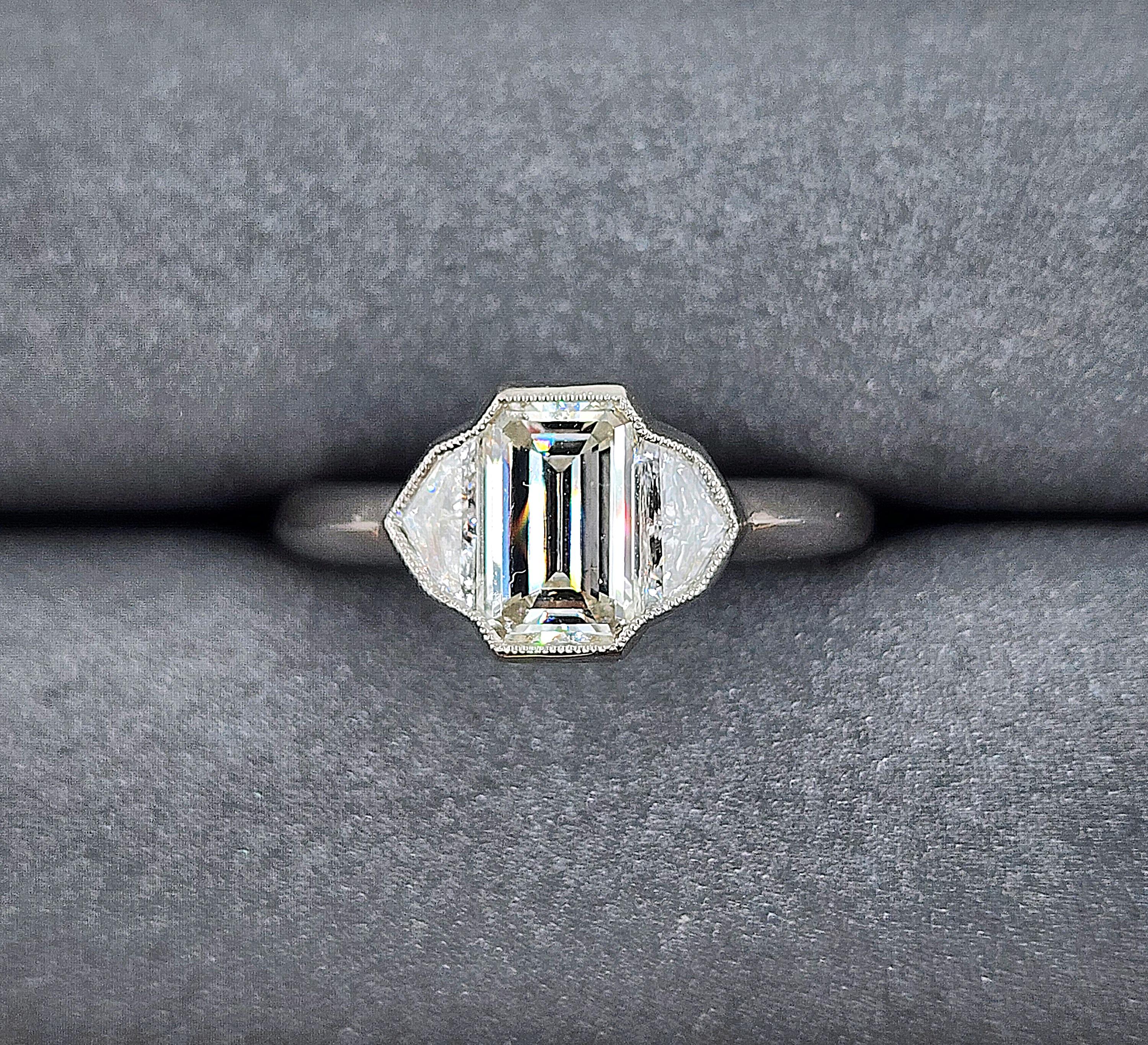 Women's or Men's Elegant GIA-Certified 1.73 Carat Emerald-Cut Diamond Ring For Sale
