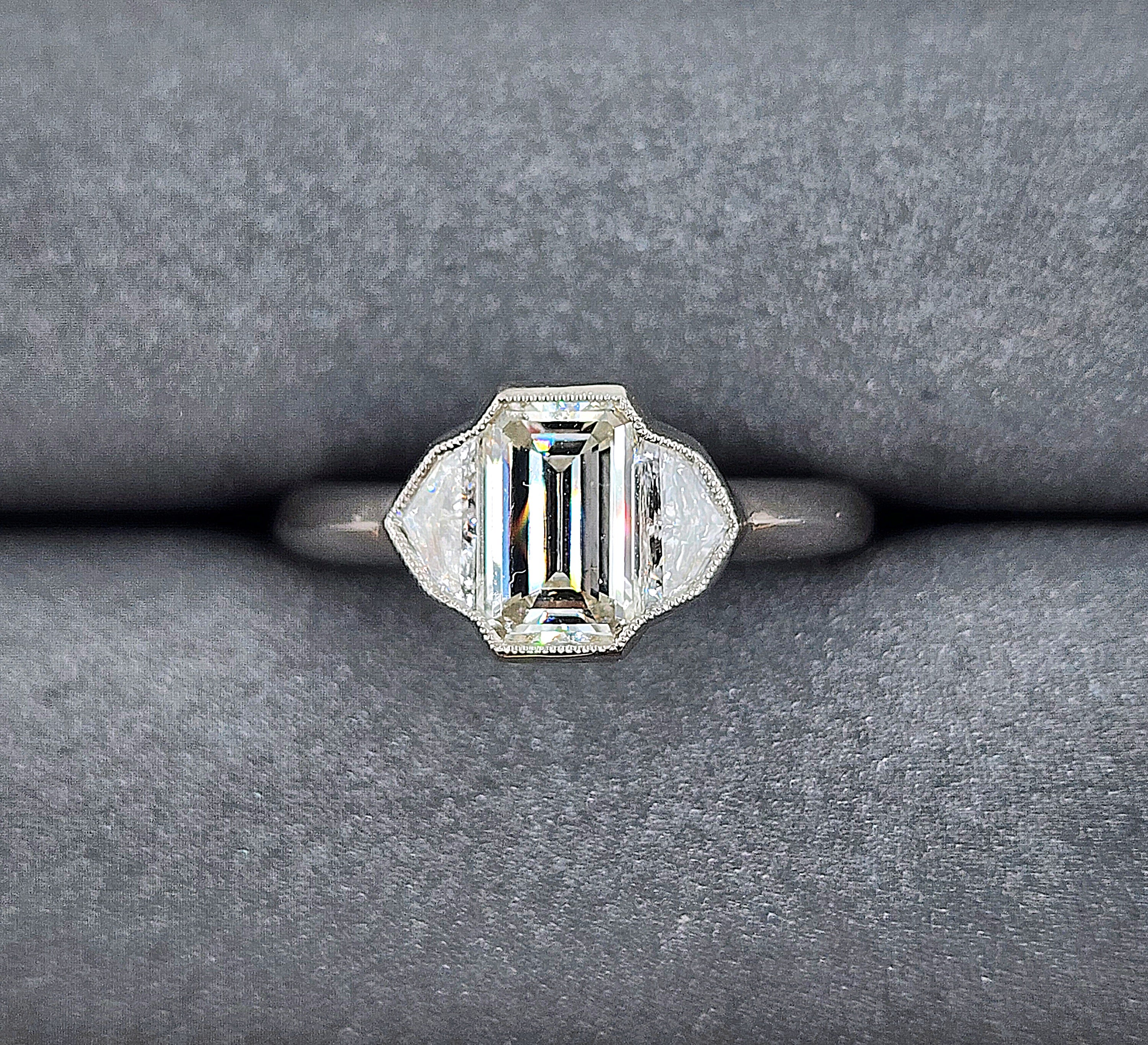 1.73 quilates Anillo de diamantes talla esmeralda certificado por el GIA