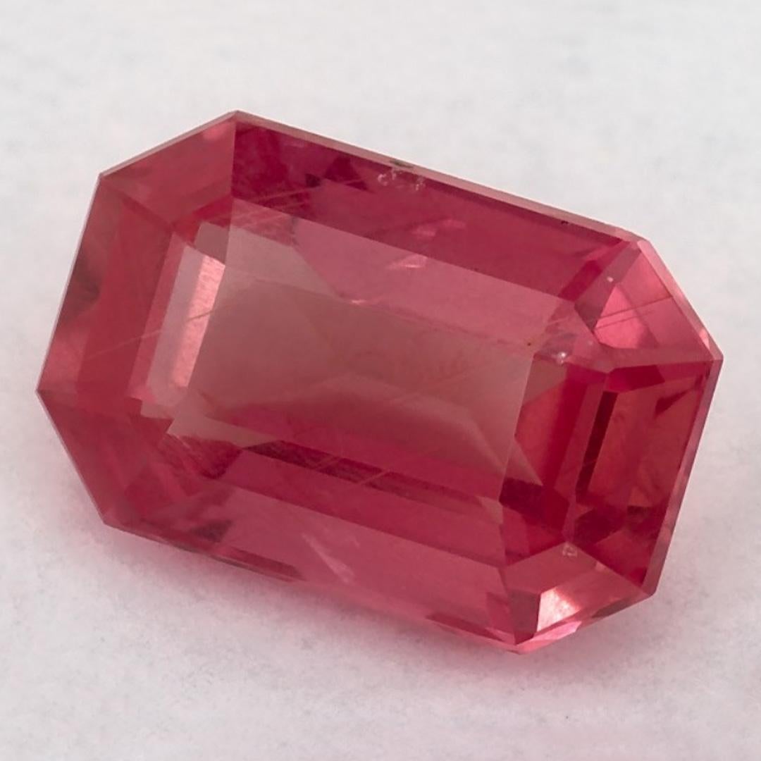 Une pierre de naissance de septembre très précieuse et d'une couleur ravissante. On pense qu'ils apportent chance et fortune dans la vie.

Explorez la vibrante collection d'émeraudes, de rubis et de saphirs de notre magasin, disponibles sous forme