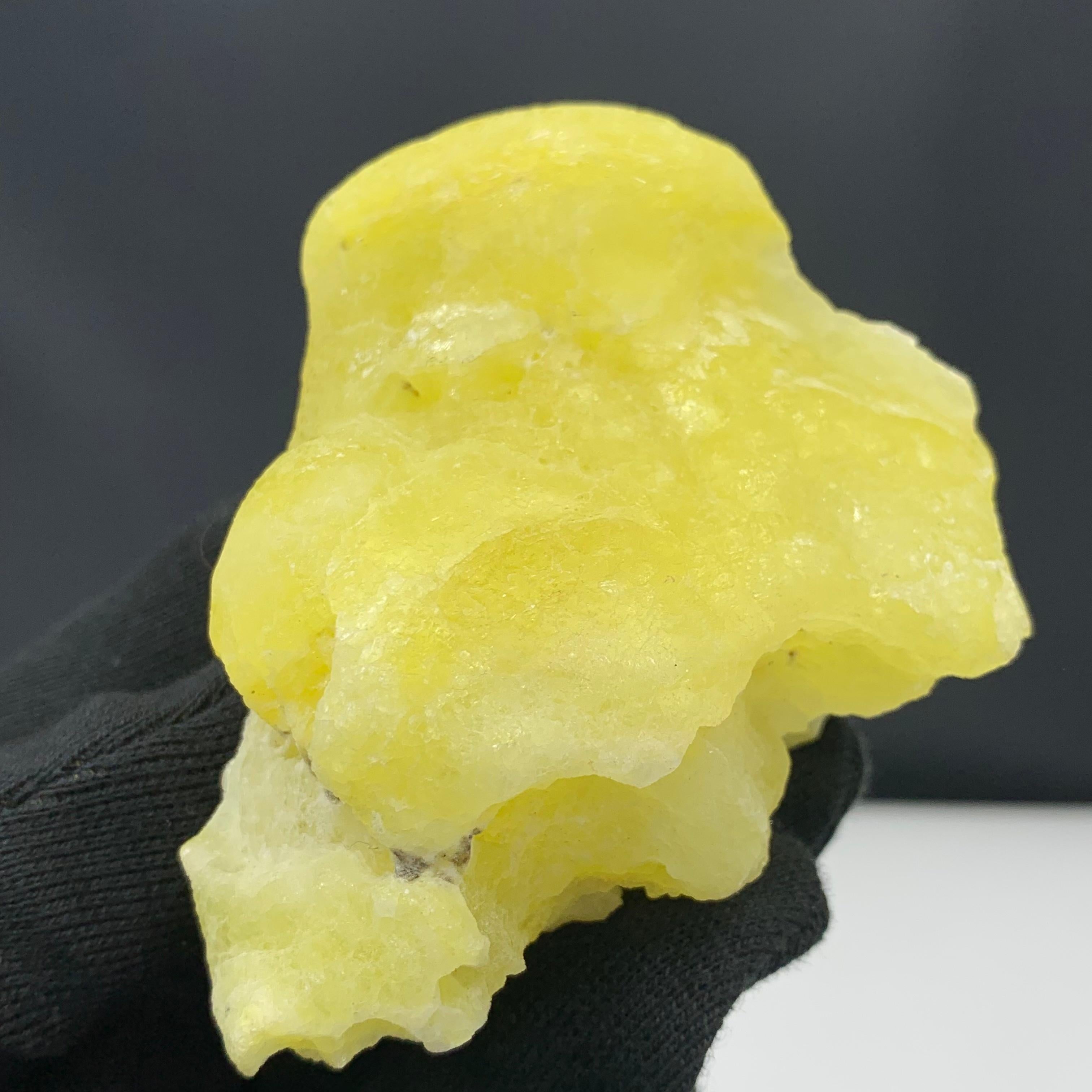 173 Gram Adorable Lemon Yellow Brucite In Botryoidal Rounded Habit From Pakistan In Good Condition For Sale In Peshawar, PK