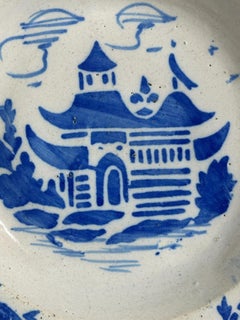 1730–1770s, Spanish Talavera Plate – Chinoiserie Pagoda & Scroll Rim - 8.7 in