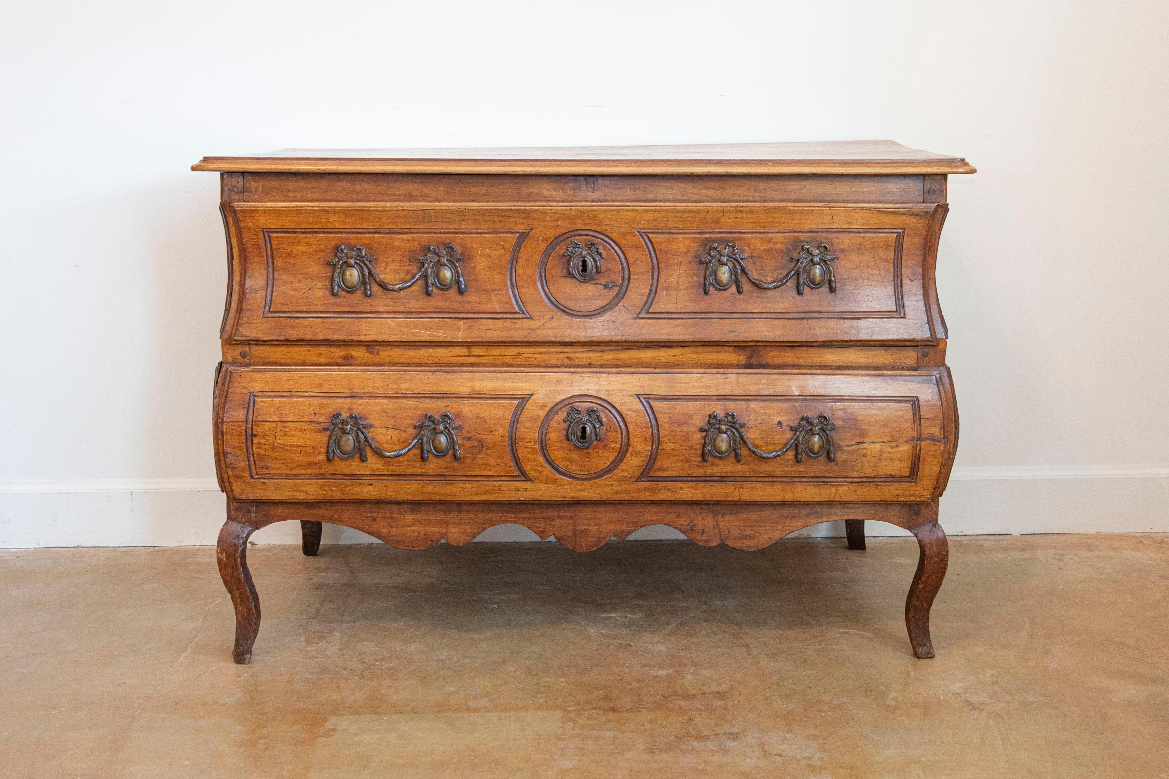 Luigi XV 1730s French Period Louis XV Walnut Two-Drawer Commode with Bombé Side Panels in vendita