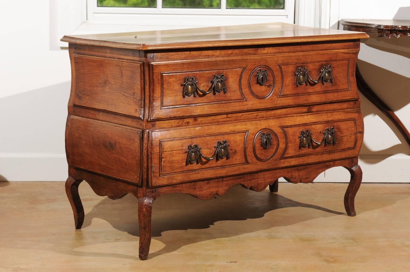 1730s French Period Louis XV Walnut Two-Drawer Commode with Bombé Side Panels For Sale 1