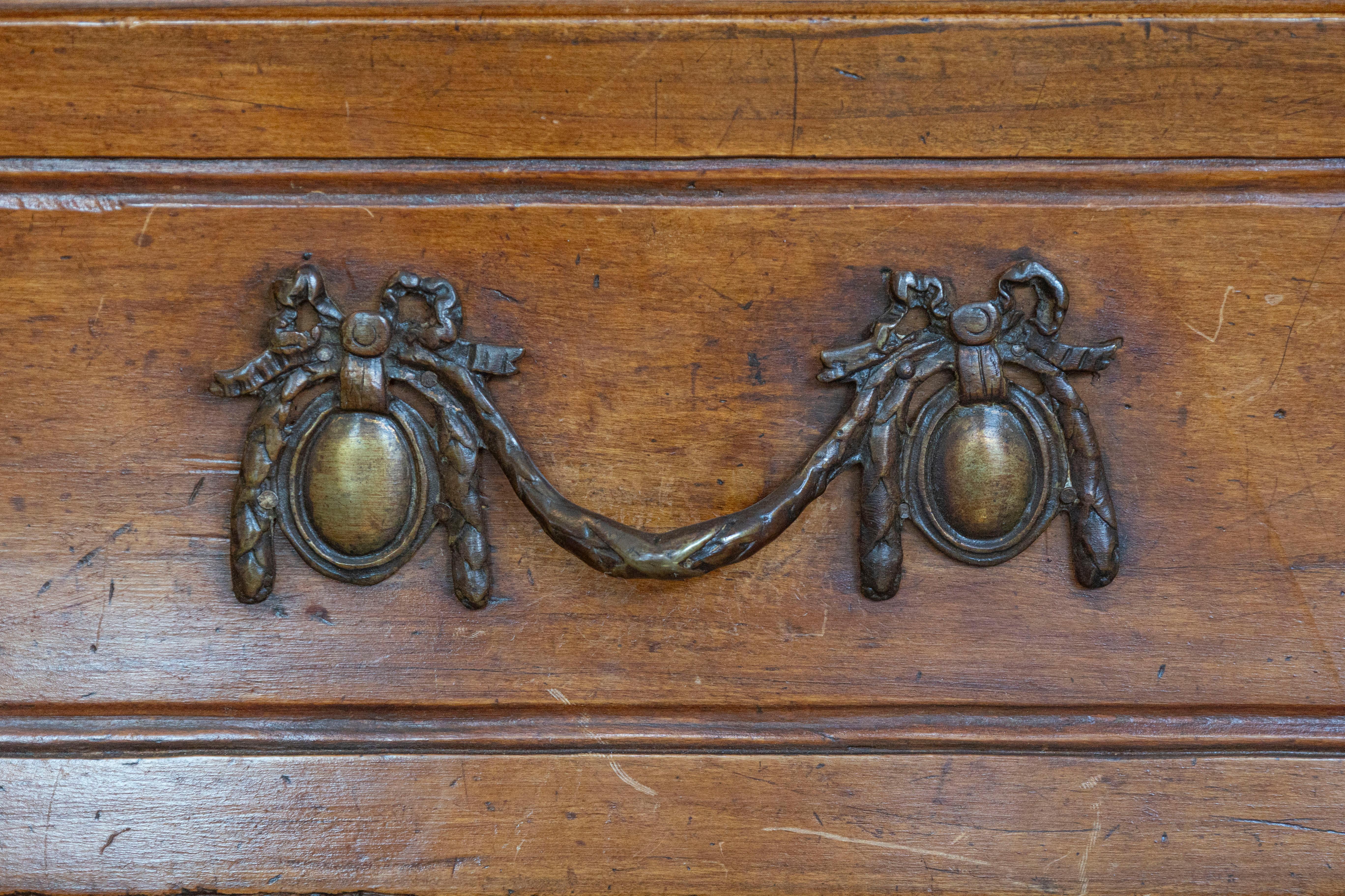1730s French Period Louis XV Walnut Two-Drawer Commode with Bombé Side Panels In condizioni buone in vendita a Atlanta, GA