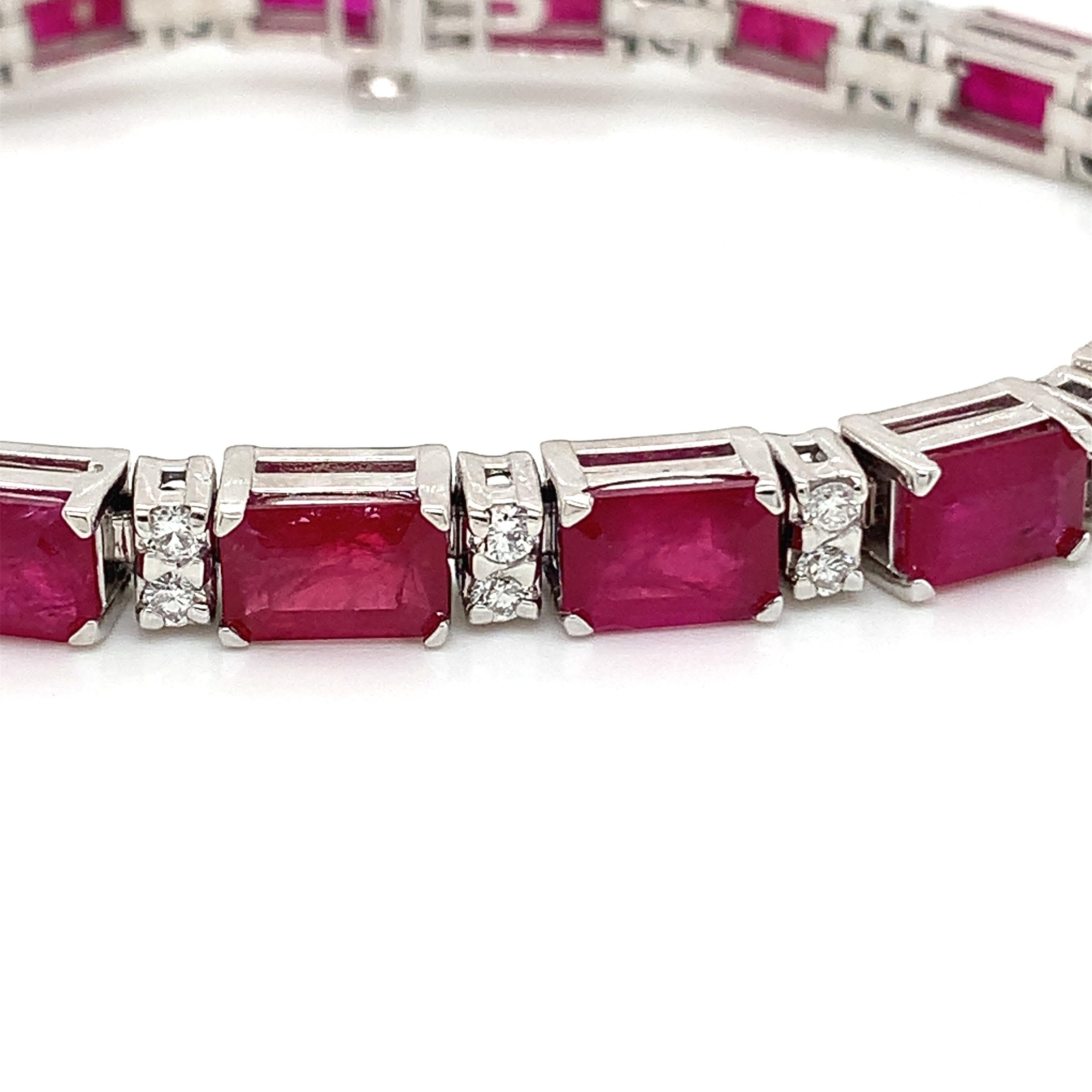 Moderne Bracelet en rubis et diamants taille émeraude de 17,32 carats en vente