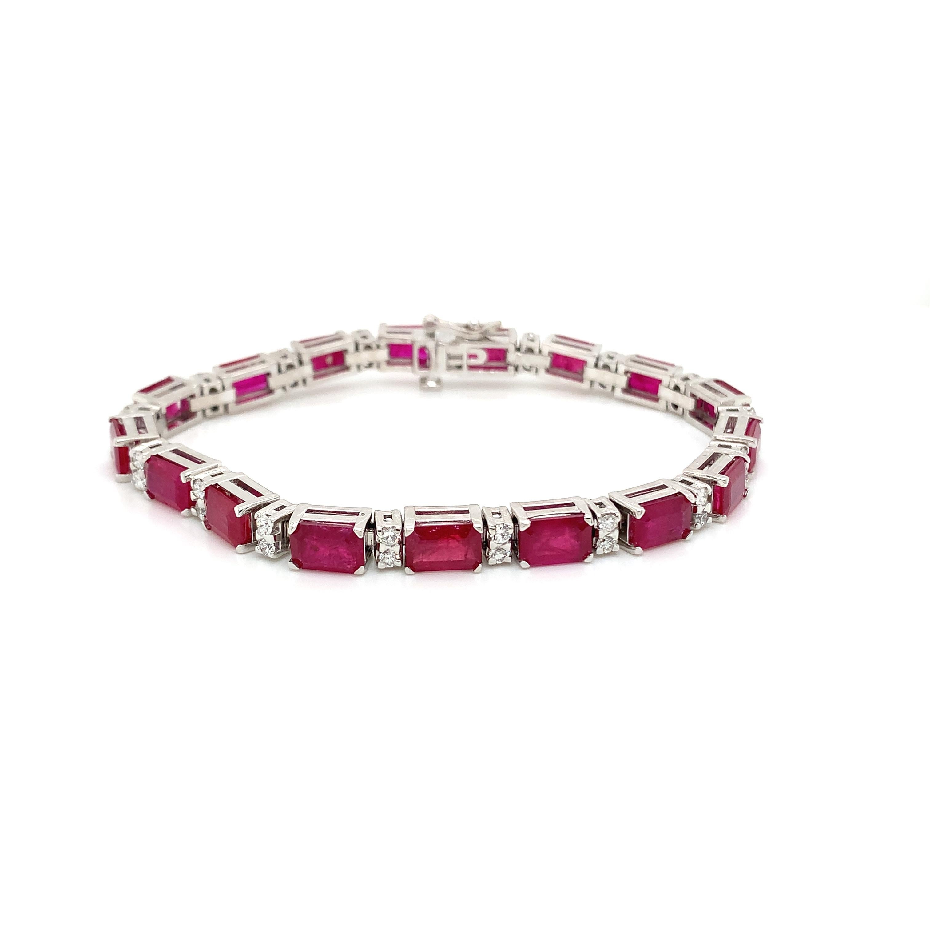 Taille émeraude Bracelet en rubis et diamants taille émeraude de 17,32 carats en vente