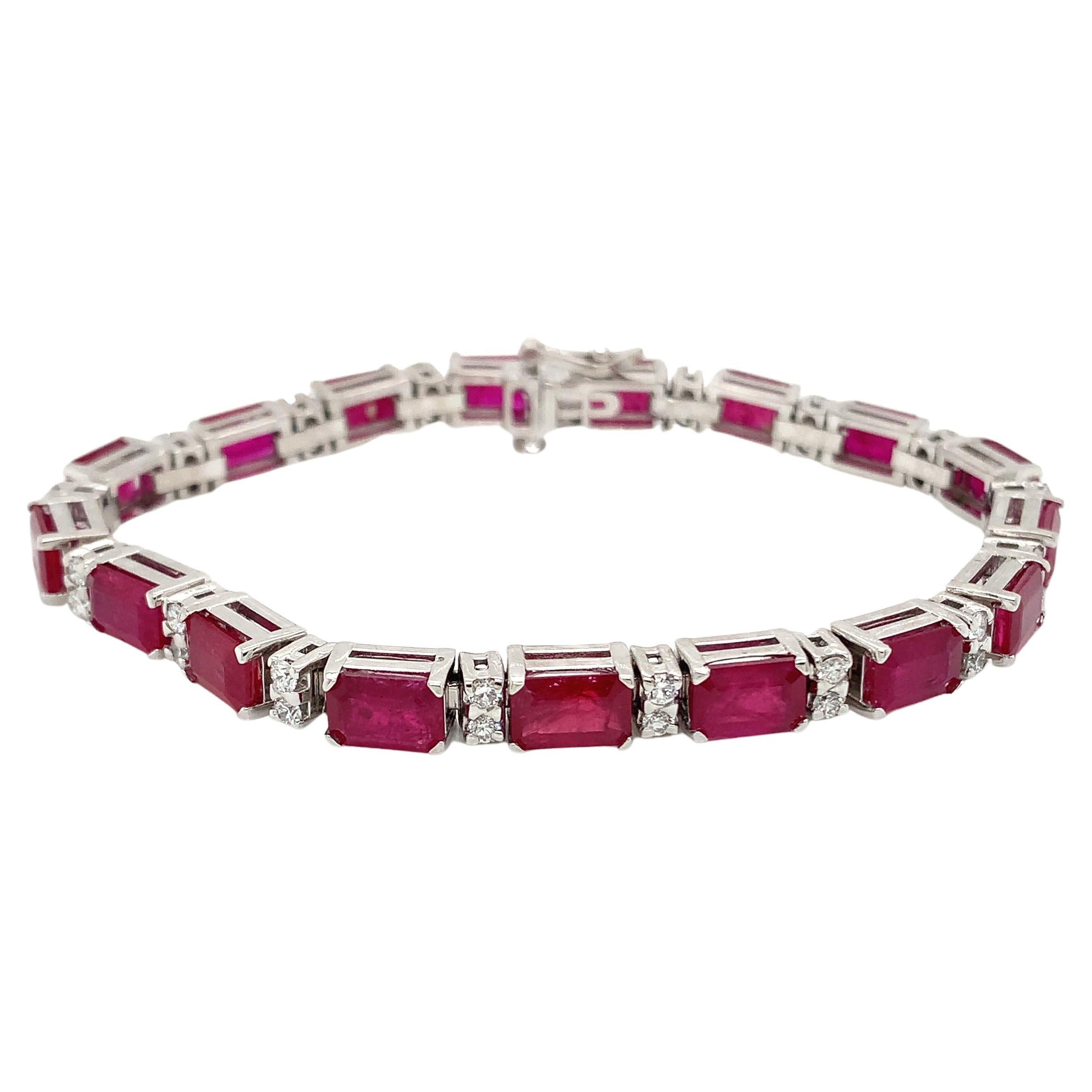 Bracelet en rubis et diamants taille émeraude de 17,32 carats en vente