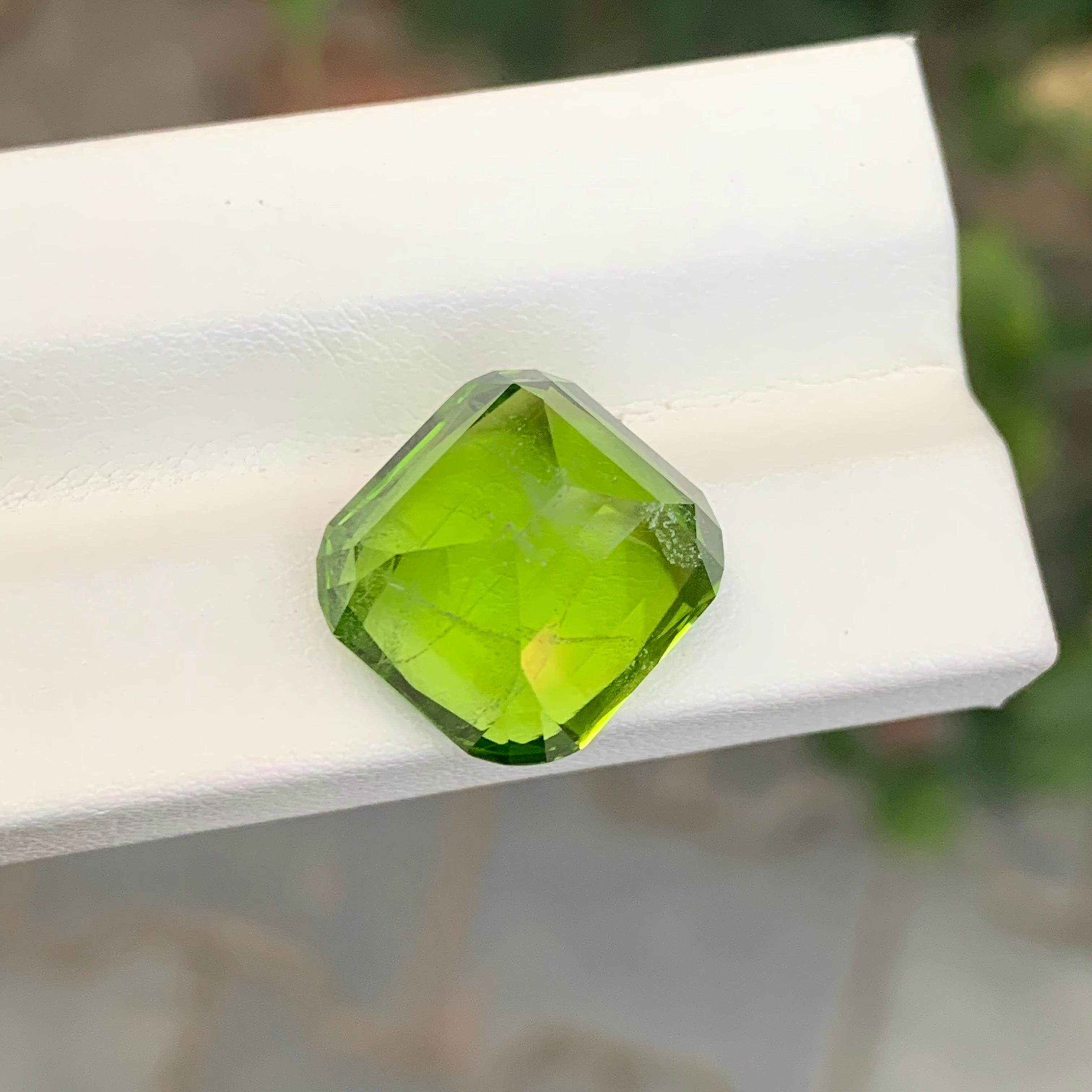 Péridot vert clair-sabre naturel en forme de coussin de 17.35 carats Unisexe en vente
