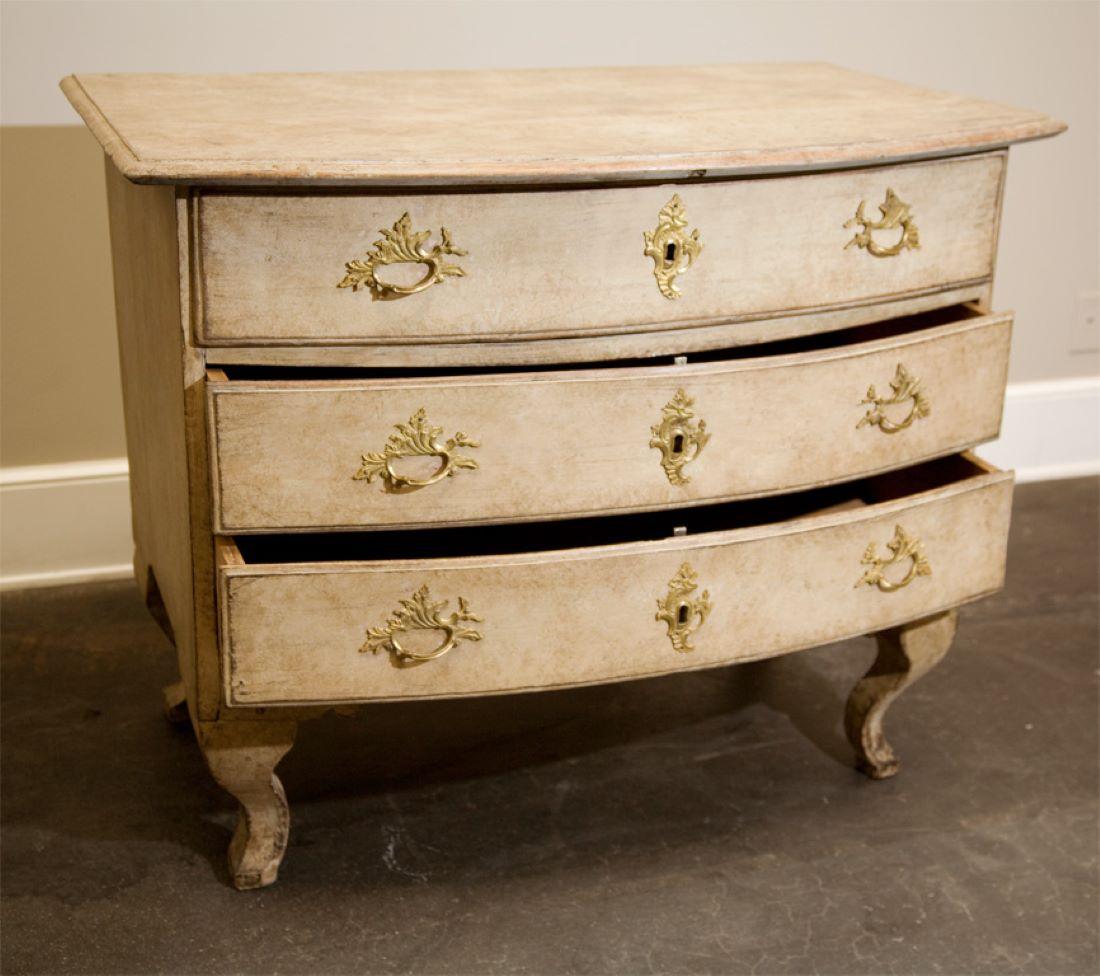 1737 Gray Gustavian Swedish Chest of Drawers with Original Paint In Good Condition In Pasadena, CA