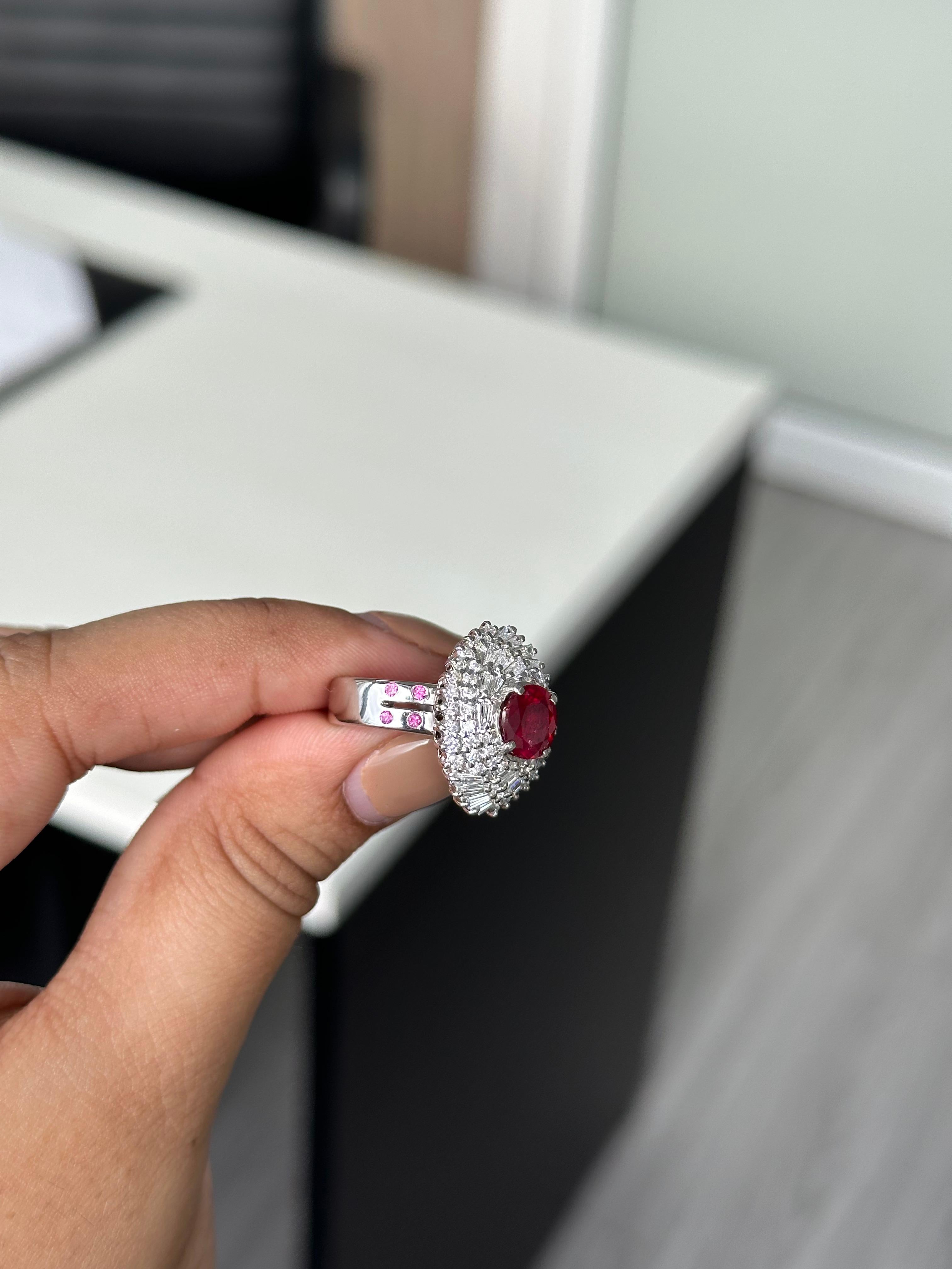 1,738 Karat Rubin-Cocktailring in PT900 (Rundschliff) im Angebot