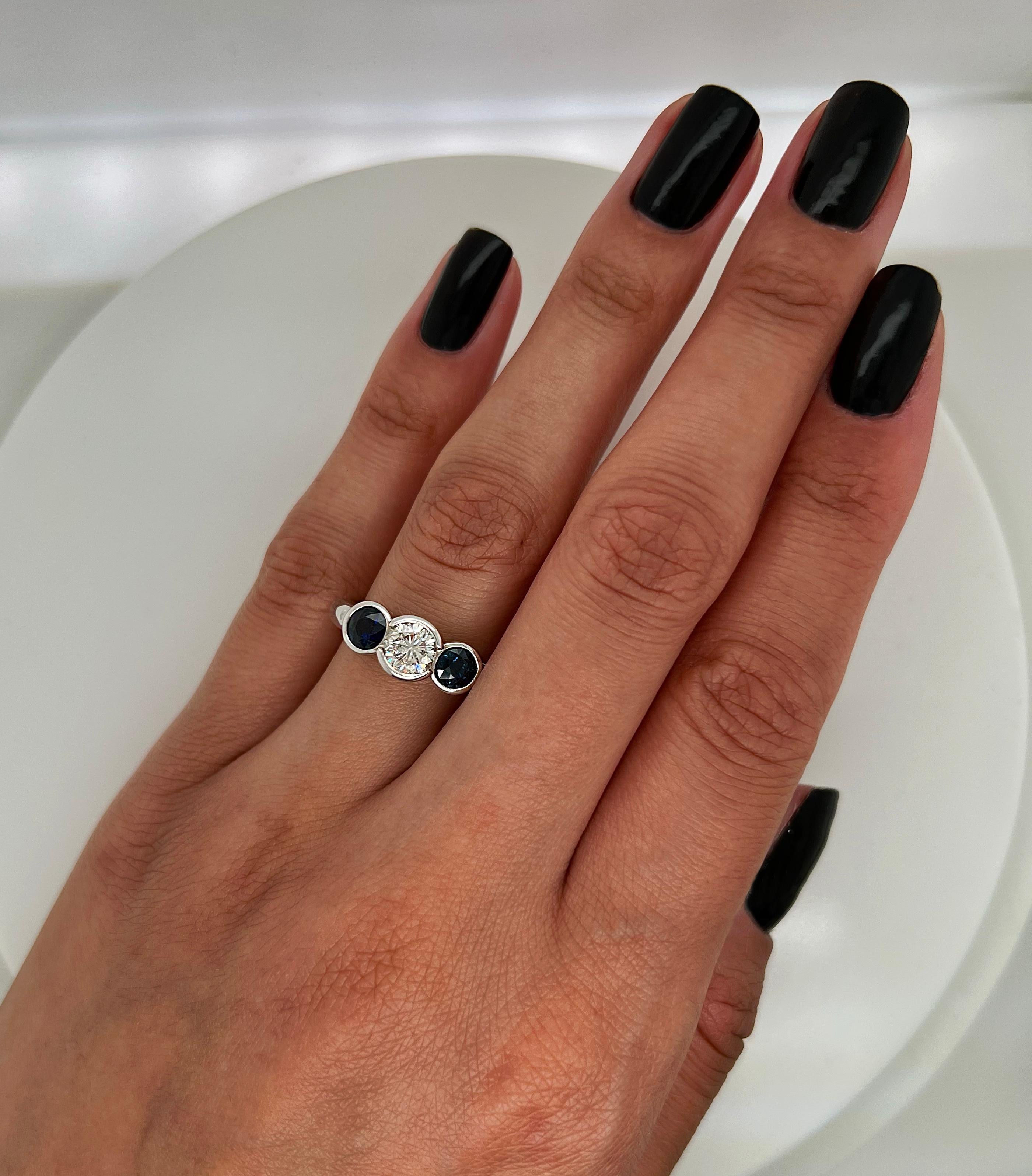 Round Cut 1.73 Total Carat Sapphire Diamond Ladies Ring For Sale