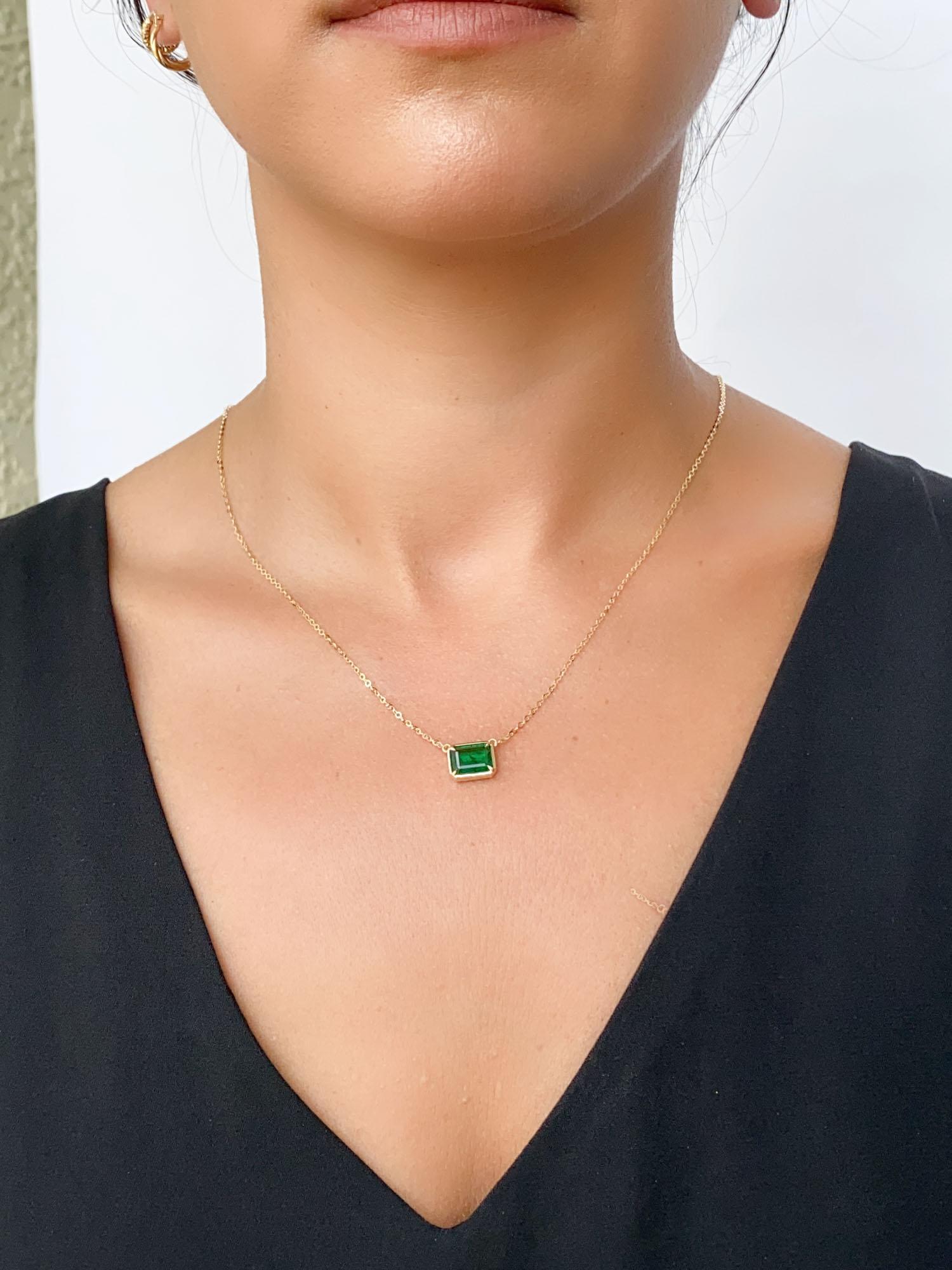 Collier d'émeraudes de Zambie vert vif de 1,73 carat en or 14 carats R4470 en vente 3