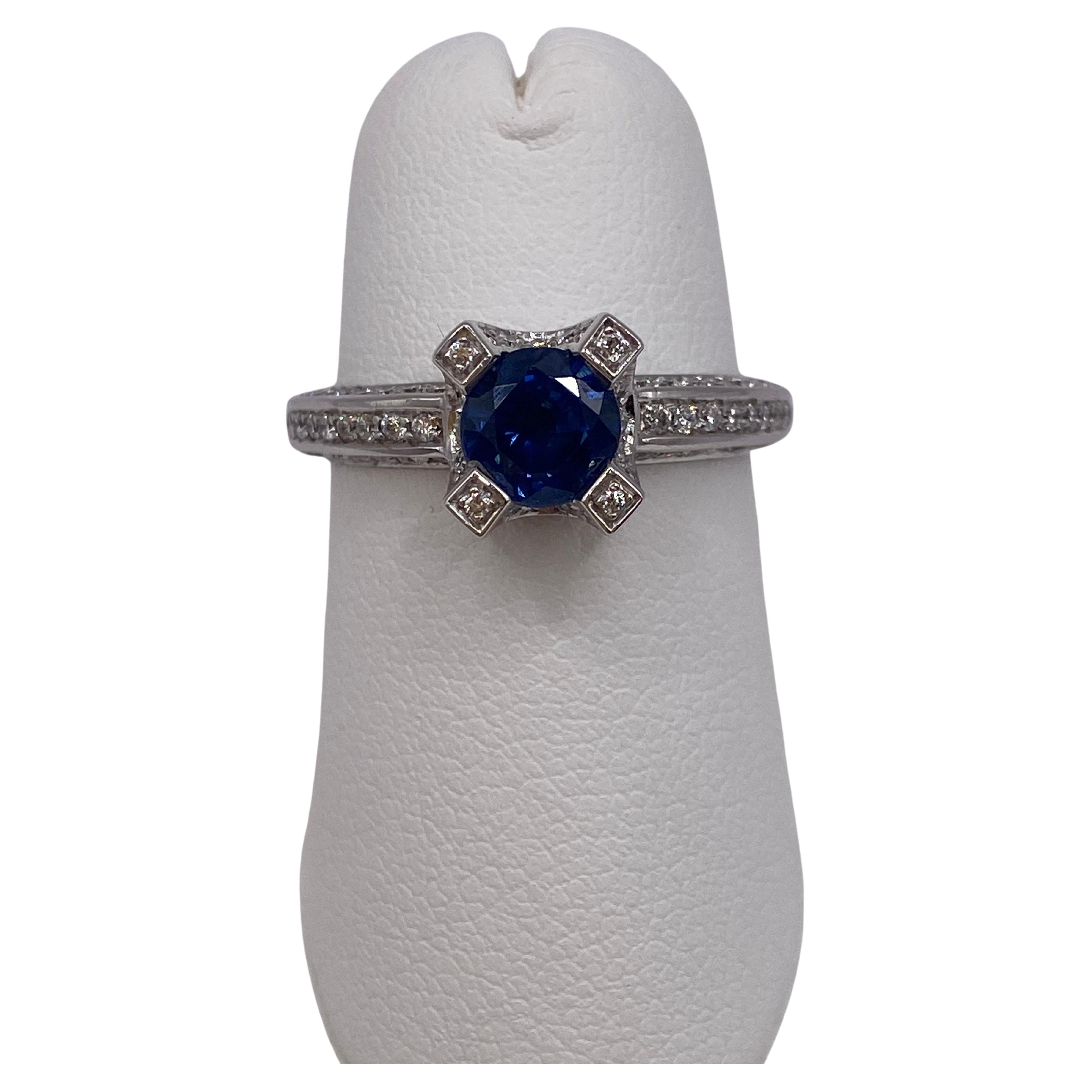 Bague en or blanc 14 carats avec saphir rond et diamants de 1,73 ctw en vente