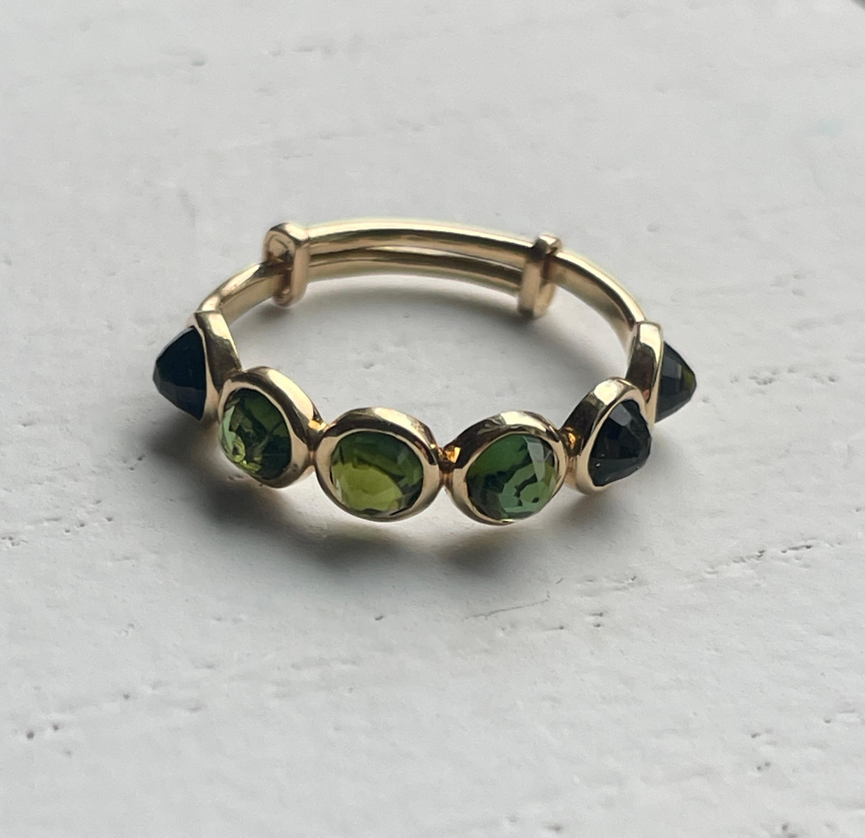 Dieser Ring besteht aus 6 runden, schachbrettartig geschliffenen, jägergrünen Turmalin-Edelsteinen. Die Steine sind in einer 18-karätigen Goldfassung gefasst und stehen auf dem Kopf, so dass die Spitze des Steins oben auf dem Ring sitzt und ein