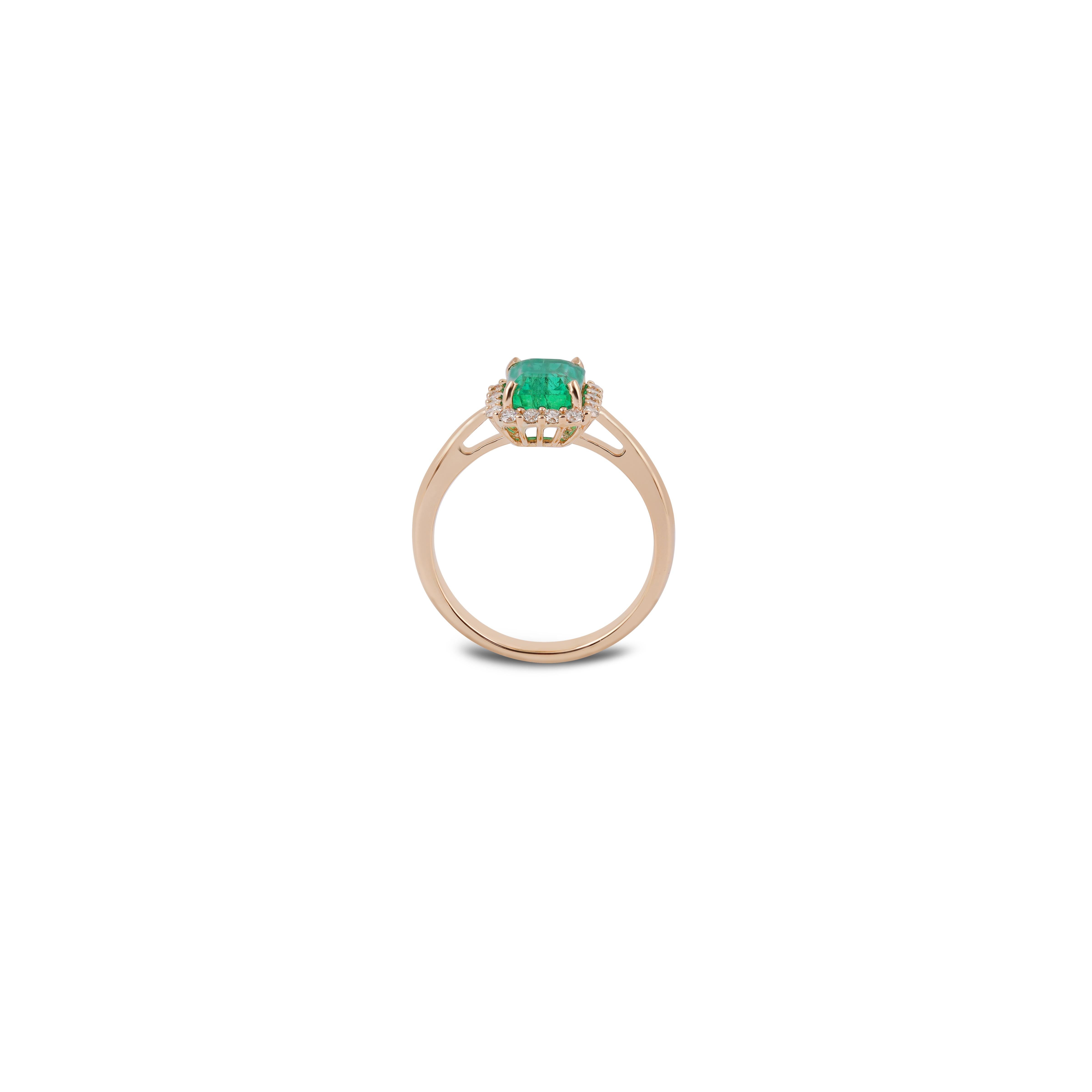 Contemporary 1.74 Carat Clear Zambian Emerald & Diamond Cluster Ring in 18Karat Yellow Gold For Sale