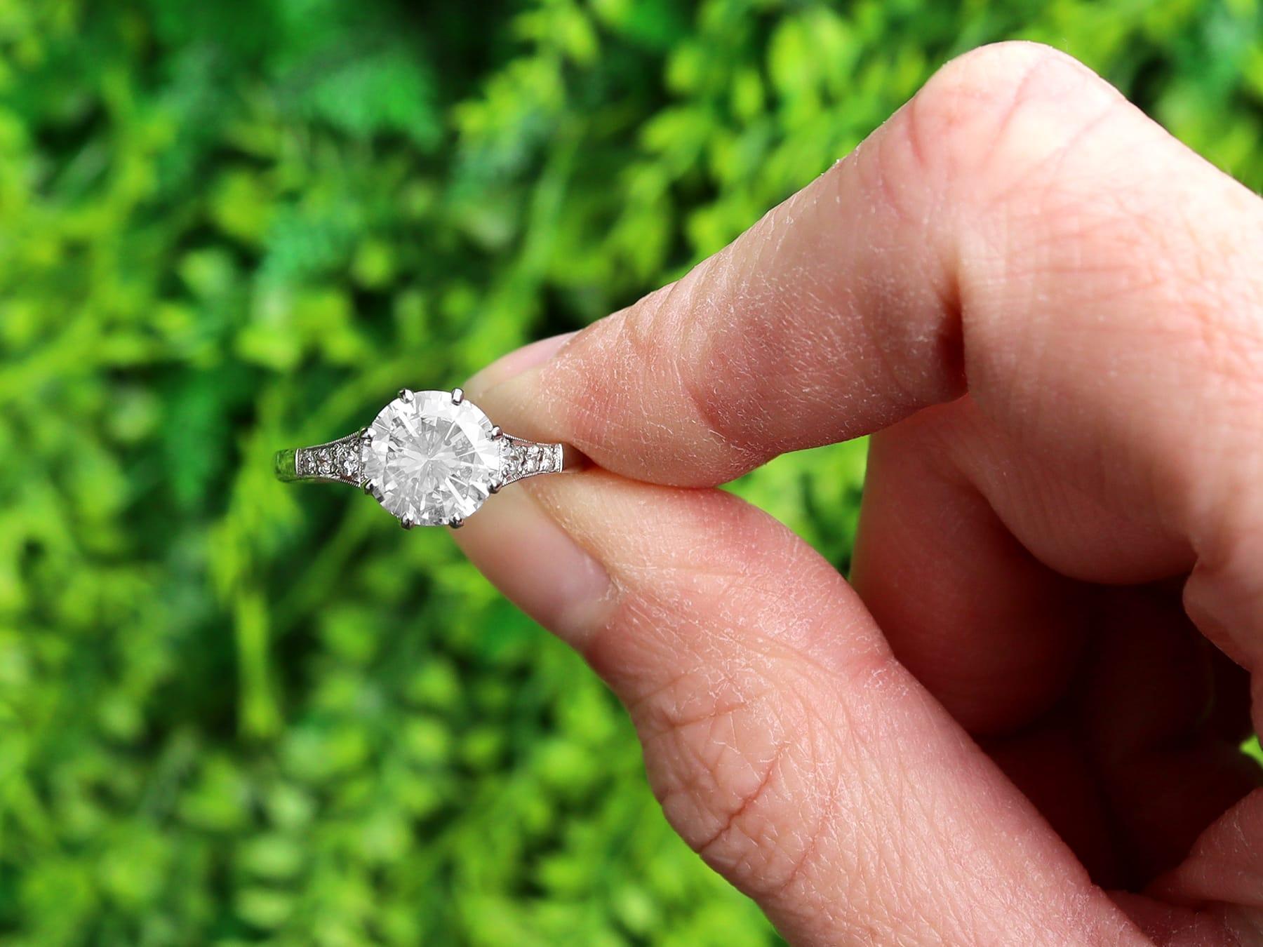 Dieser atemberaubende, feine und beeindruckende Solitär-Diamantring ist aus Platin gefertigt.

In der durchbrochenen, verzierten Fassung befindet sich ein atemberaubender, mit acht Krallen gefasster Vintage-Diamant (ca. 1940) von 1,70 Karat in der