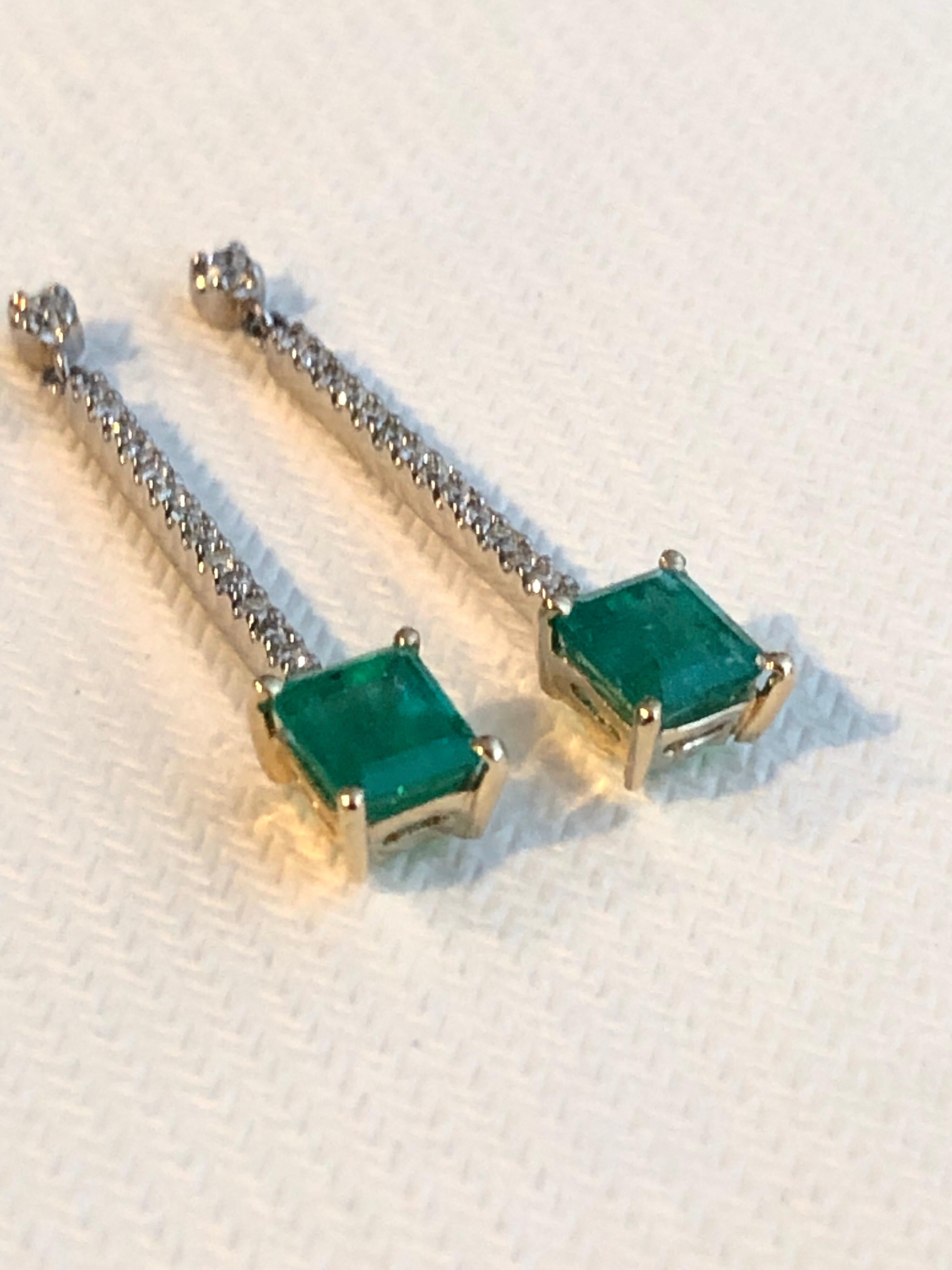 Boucles d'oreilles pendantes Emeraude Colombienne Diamant Platine 18K Pour femmes en vente
