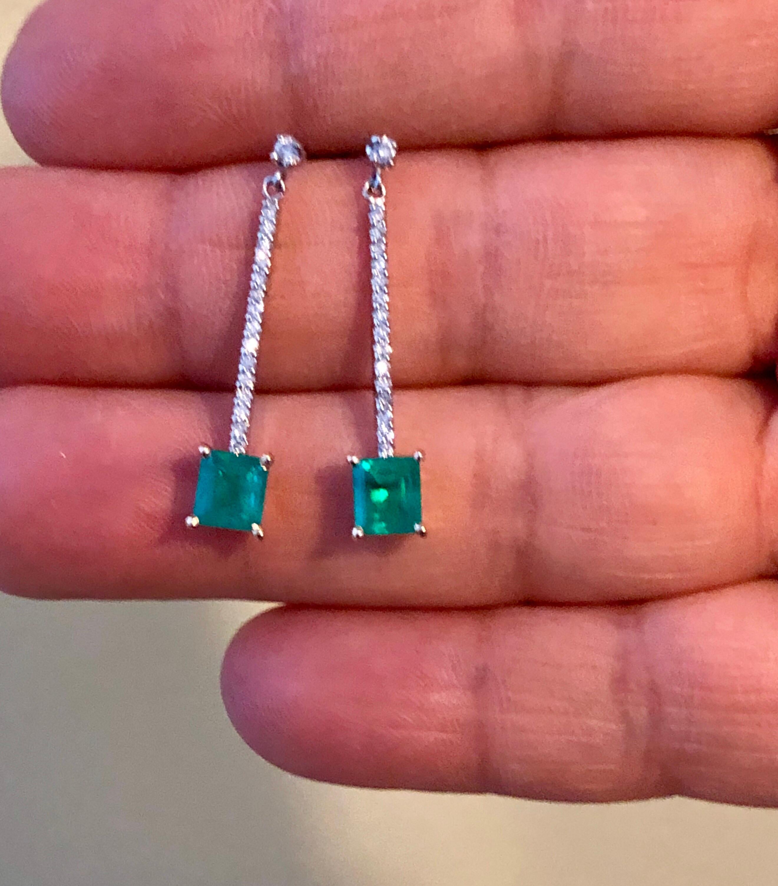 Boucles d'oreilles pendantes Emeraude Colombienne Diamant Platine 18K en vente 9