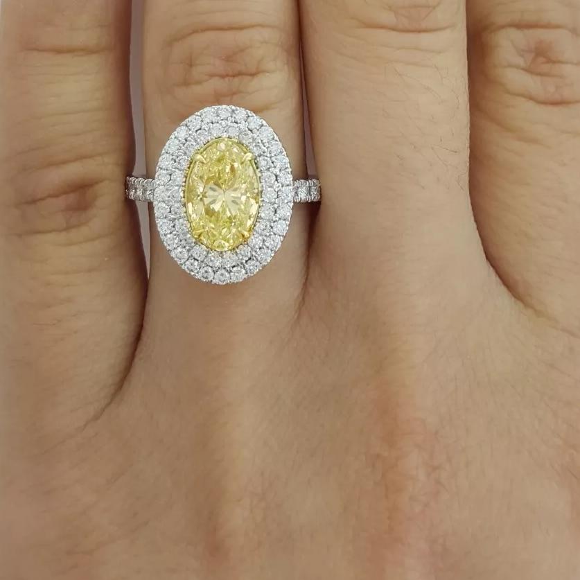 Taille ovale Bague en or 14 carats avec double halo de diamants ovales jaunes fantaisie de 1,74 carat en vente