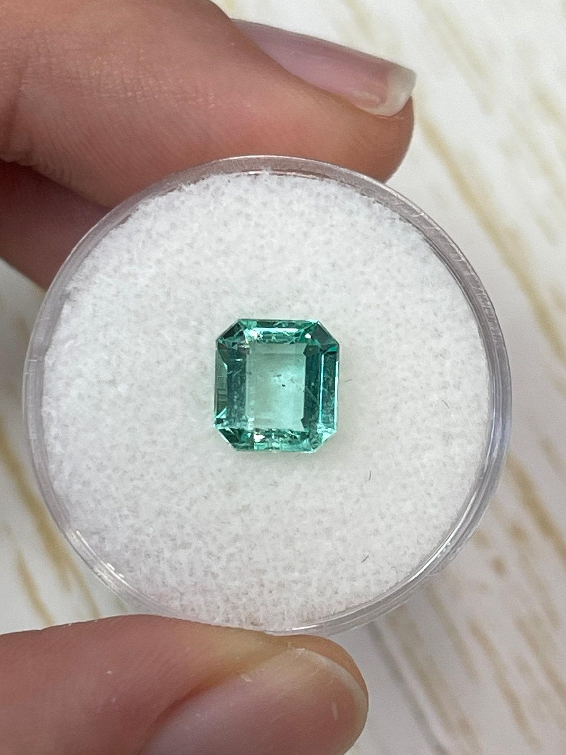 A. Stone: Smeraldo
Peso: 1,74 carati
Forma: Taglio Asscher
Limpidezza: Trasparente, lentiggini di carbonio
Lucentezza: Molto buono
Colore: Verde pastello chiaro
Misure: 7,89 mm x 7,36 mm x 4,13 mm
Origine geografica: Colombia
Trattamento: Naturale,
