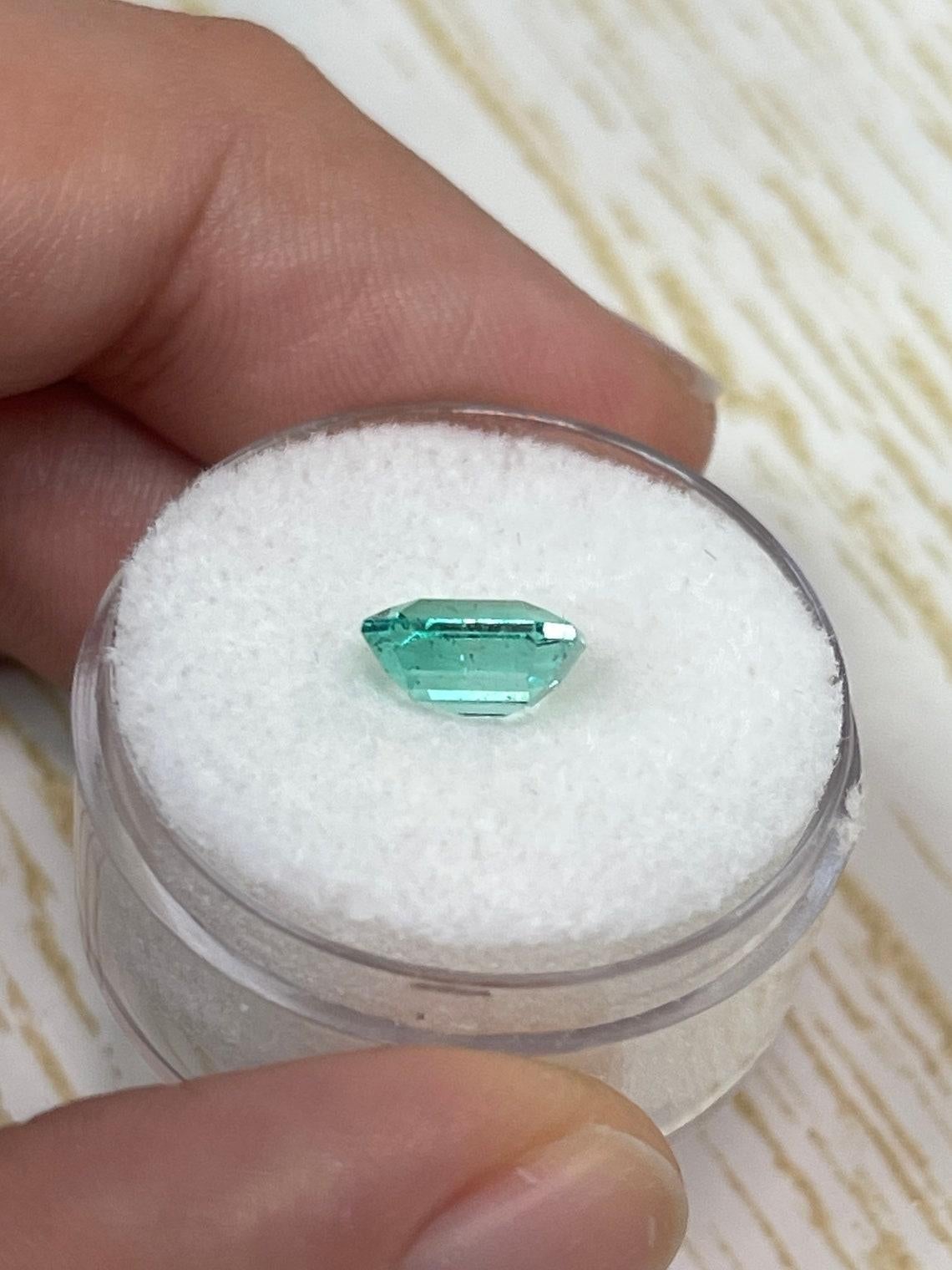 Smeraldo colombiano da 1,74 carati con taglio Asscher - Gemma di maggio pulita in vendita 1
