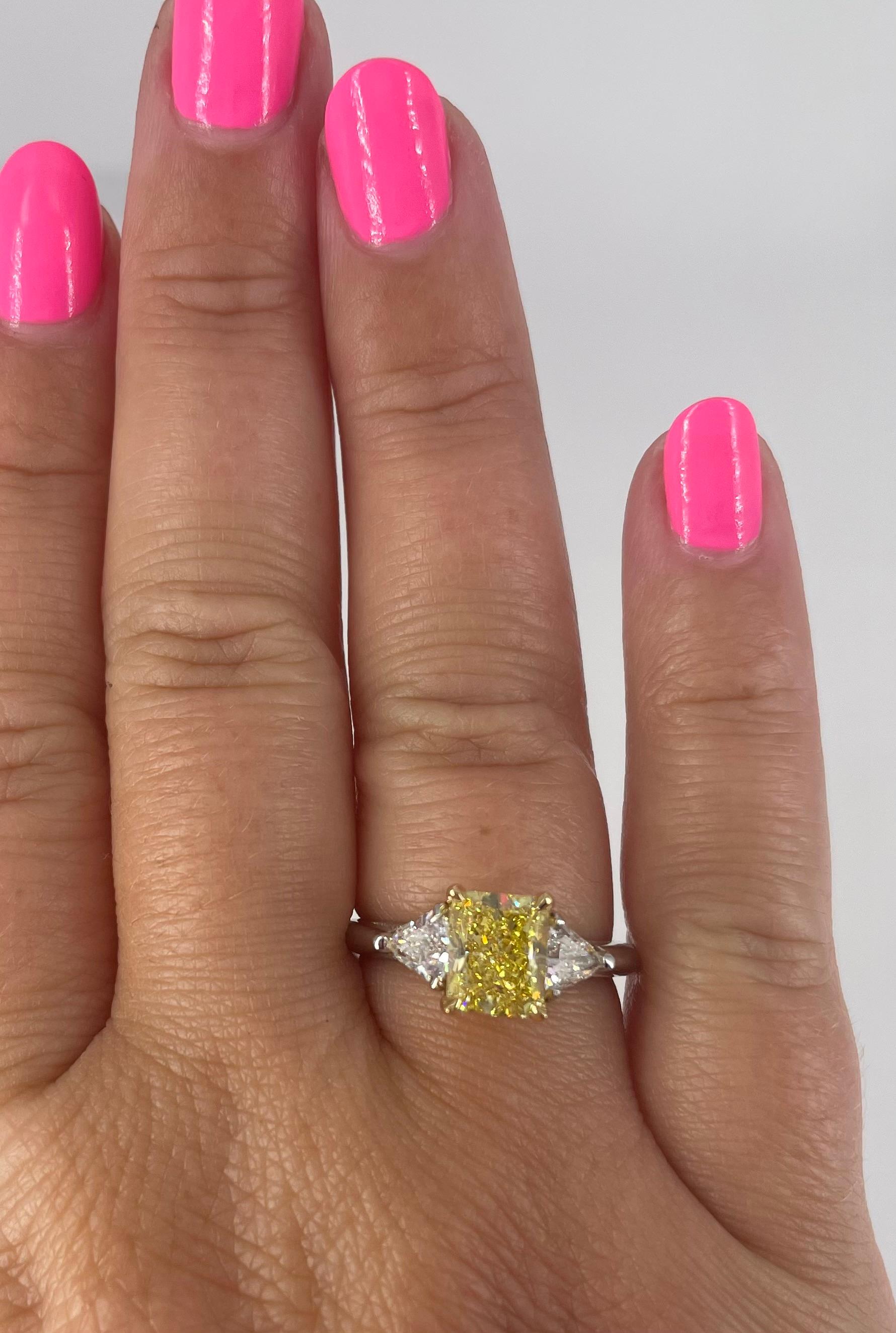 Women's J. Birnbach 1.74 carat Fancy Vivid Yellow Radiant Diamond Engagement Ring For Sale