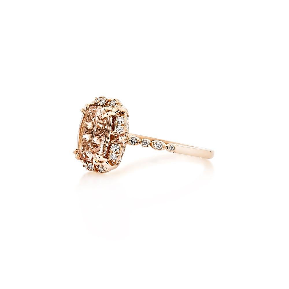 1.74 Karat Morganit Fancy Ring aus 18 Karat Roségold mit weißem Diamant.   (Kissenschliff) im Angebot