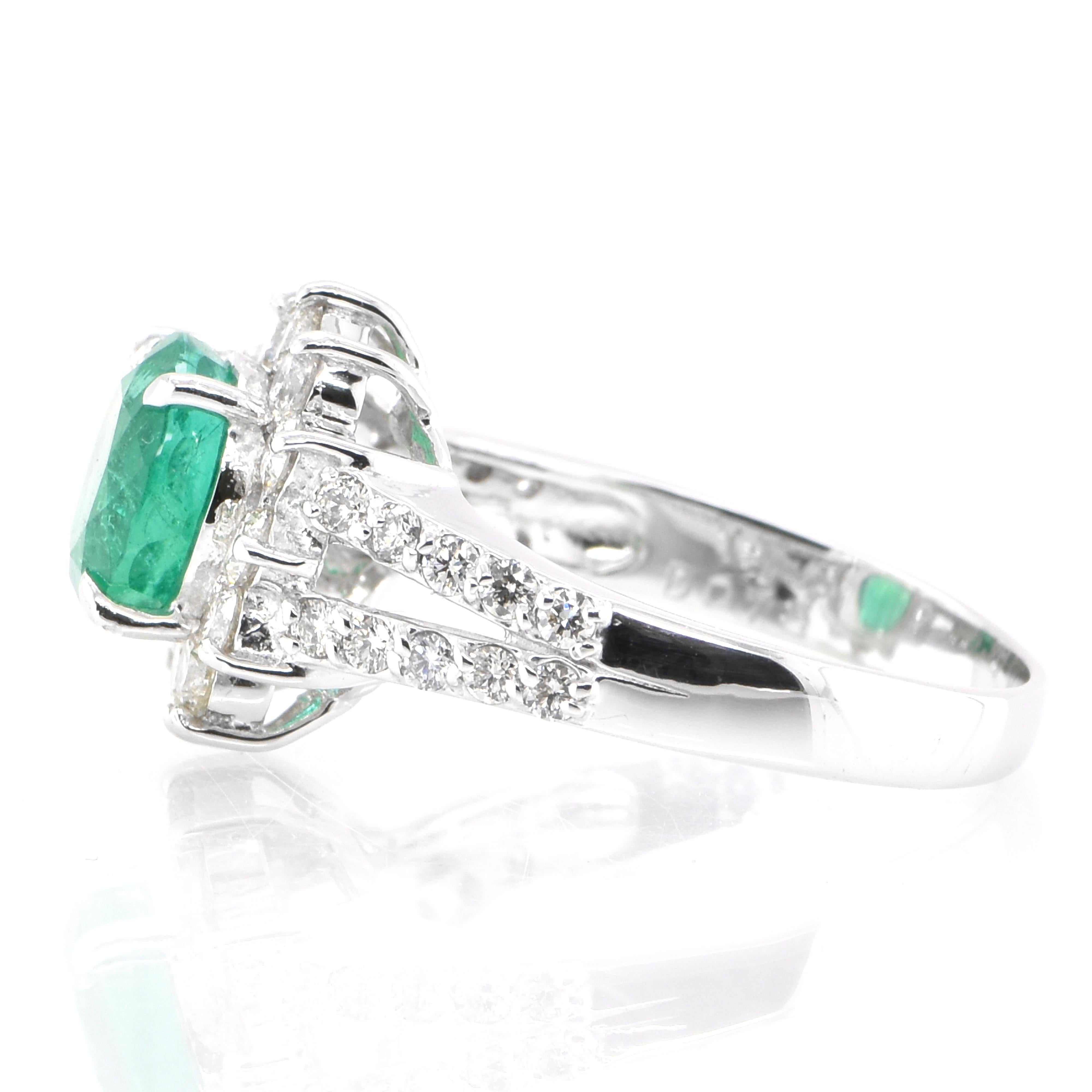1.74 Carat Natural Colombian, Round-Cut Emerald and Diamond Ring Set in Platinum In New Condition In Tokyo, JP