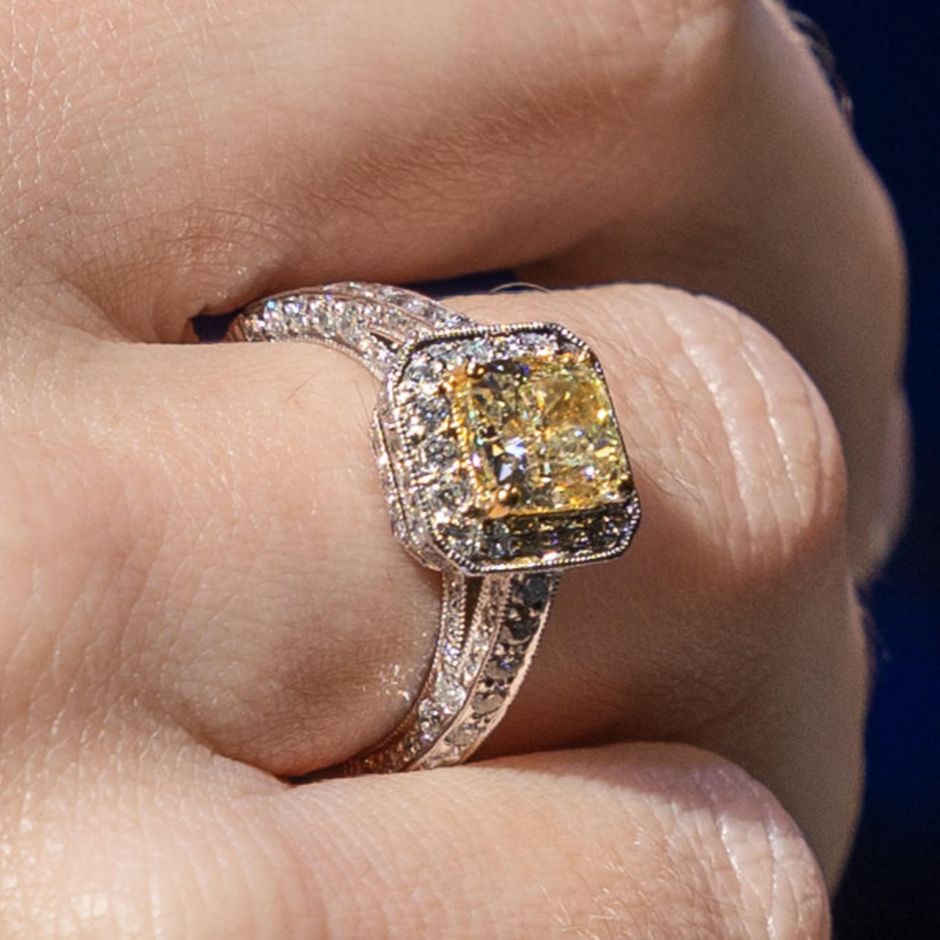 Anello aureolato con diamanti gialli di 1,74 carati con taglio a cuscino Nature in vendita 2