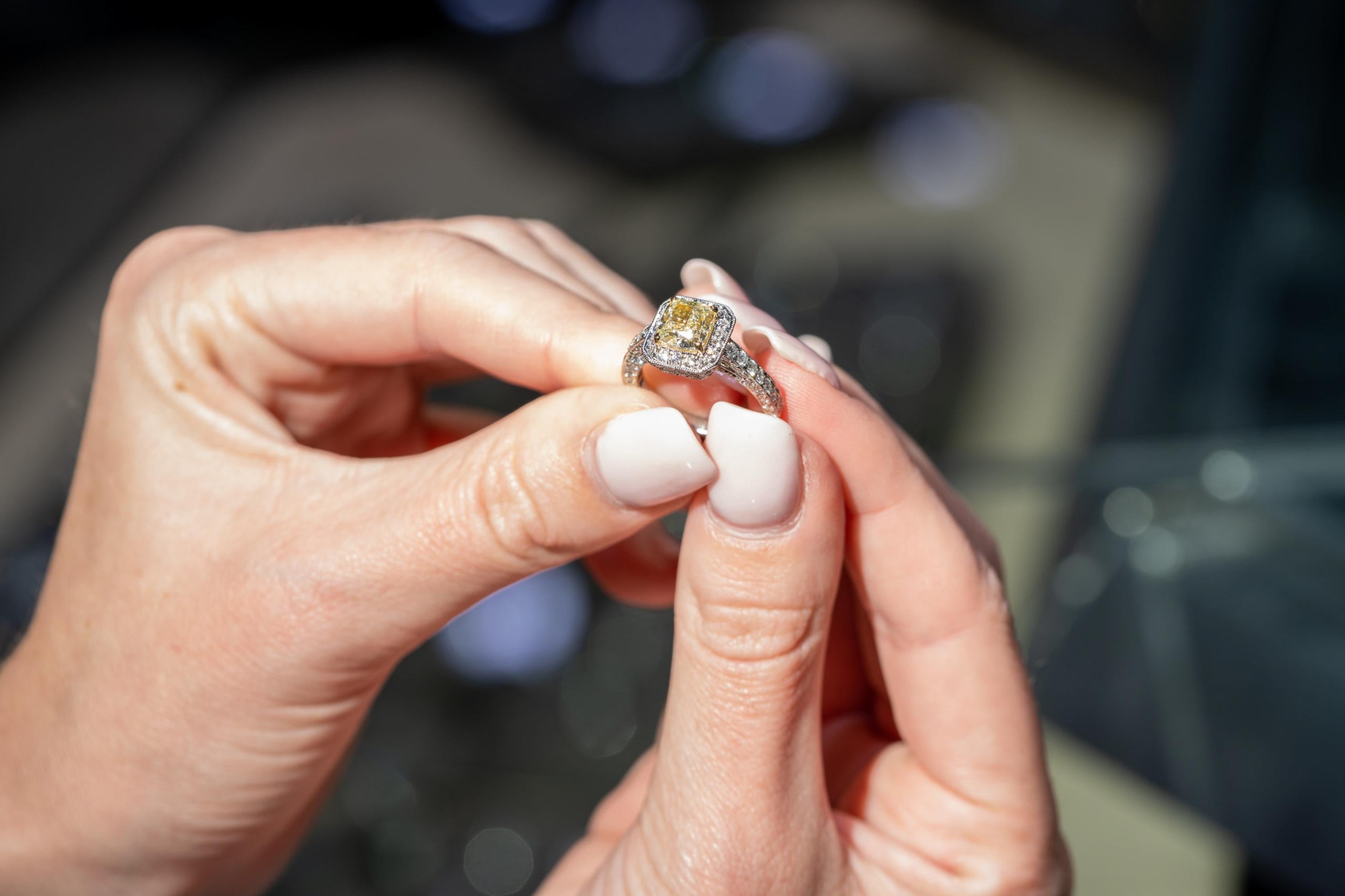 Anello aureolato con diamanti gialli di 1,74 carati con taglio a cuscino Nature in vendita 3