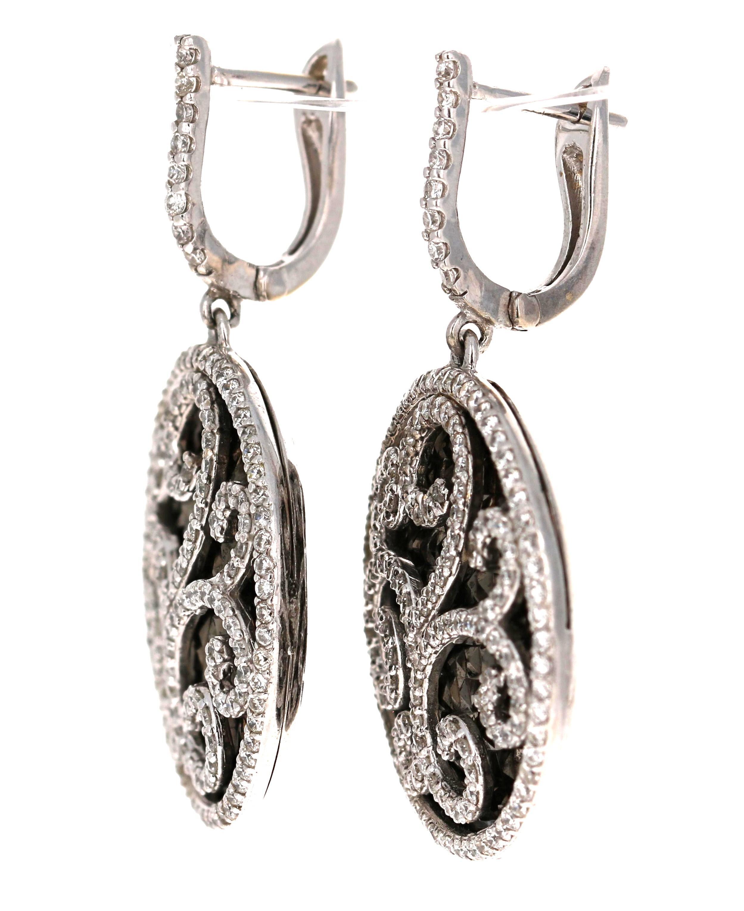 Boucles d'oreilles pendantes en or blanc avec diamant naturel de 1,74 carat et rhodium noir

Ces magnifiques boucles d'oreilles sont un véritable chef-d'œuvre, le design est unique et un véritable coup de cœur ! Un excellent complément à votre