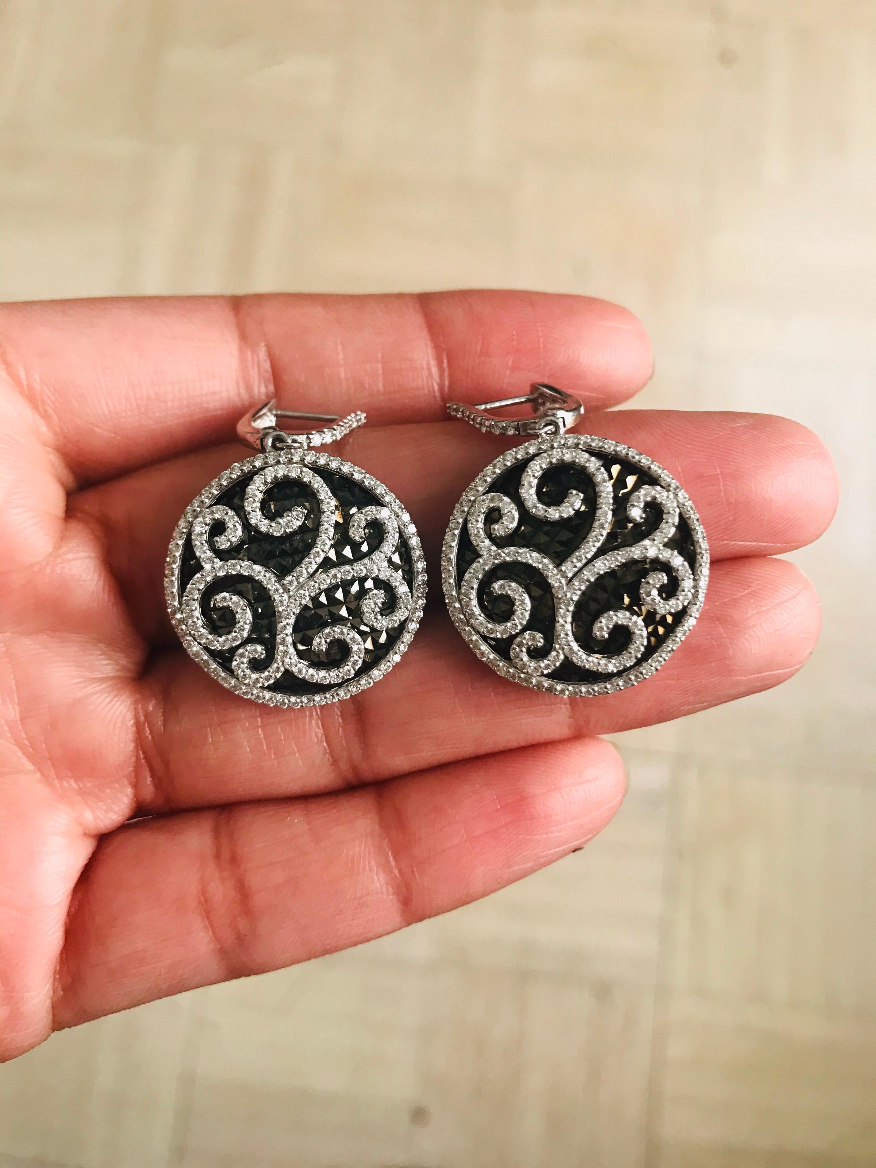 Taille ronde Boucles d'oreilles pendantes en or blanc avec diamant naturel de 1,74 carat et rhodium noir en vente