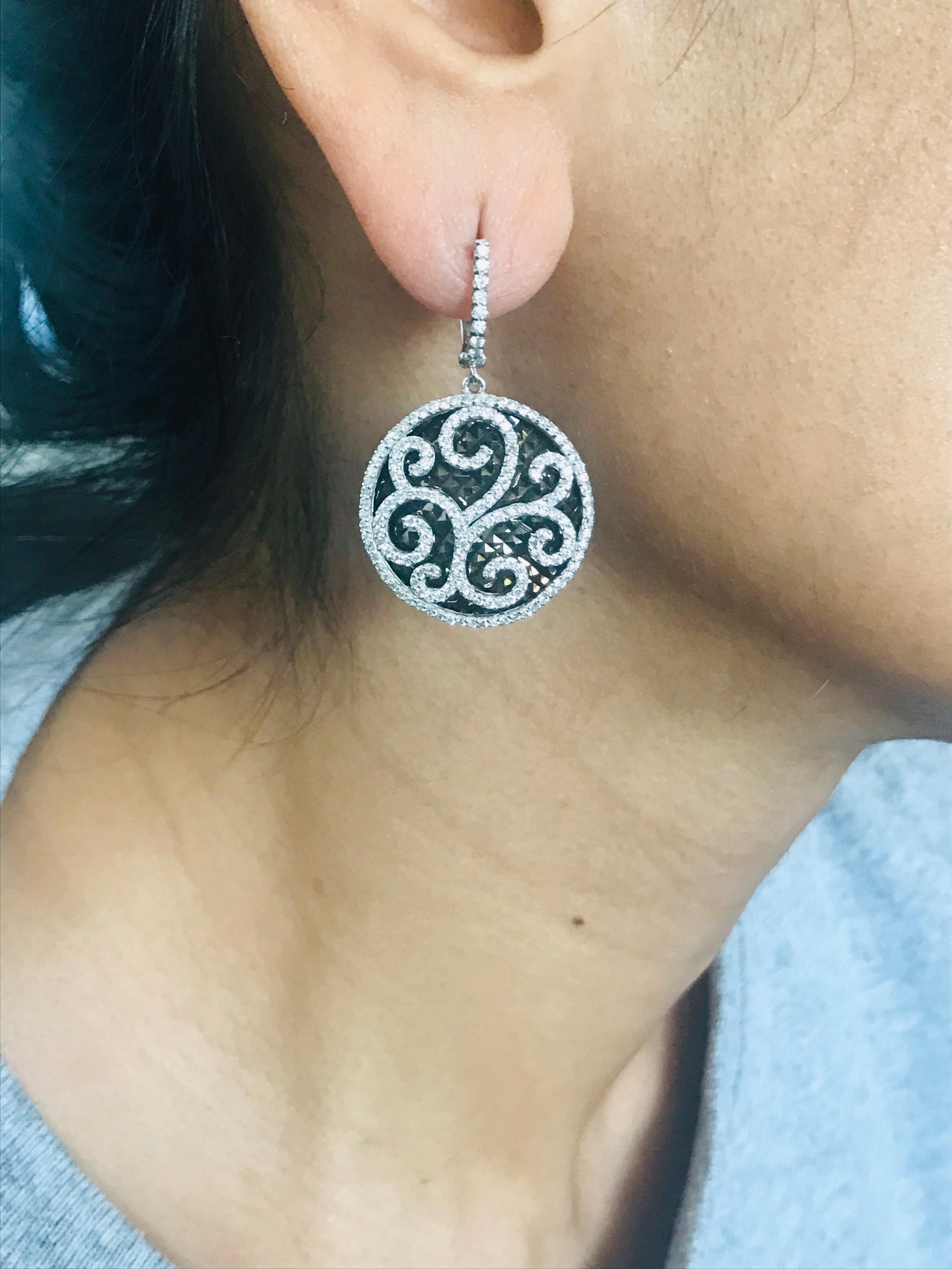 Boucles d'oreilles pendantes en or blanc avec diamant naturel de 1,74 carat et rhodium noir Pour femmes en vente