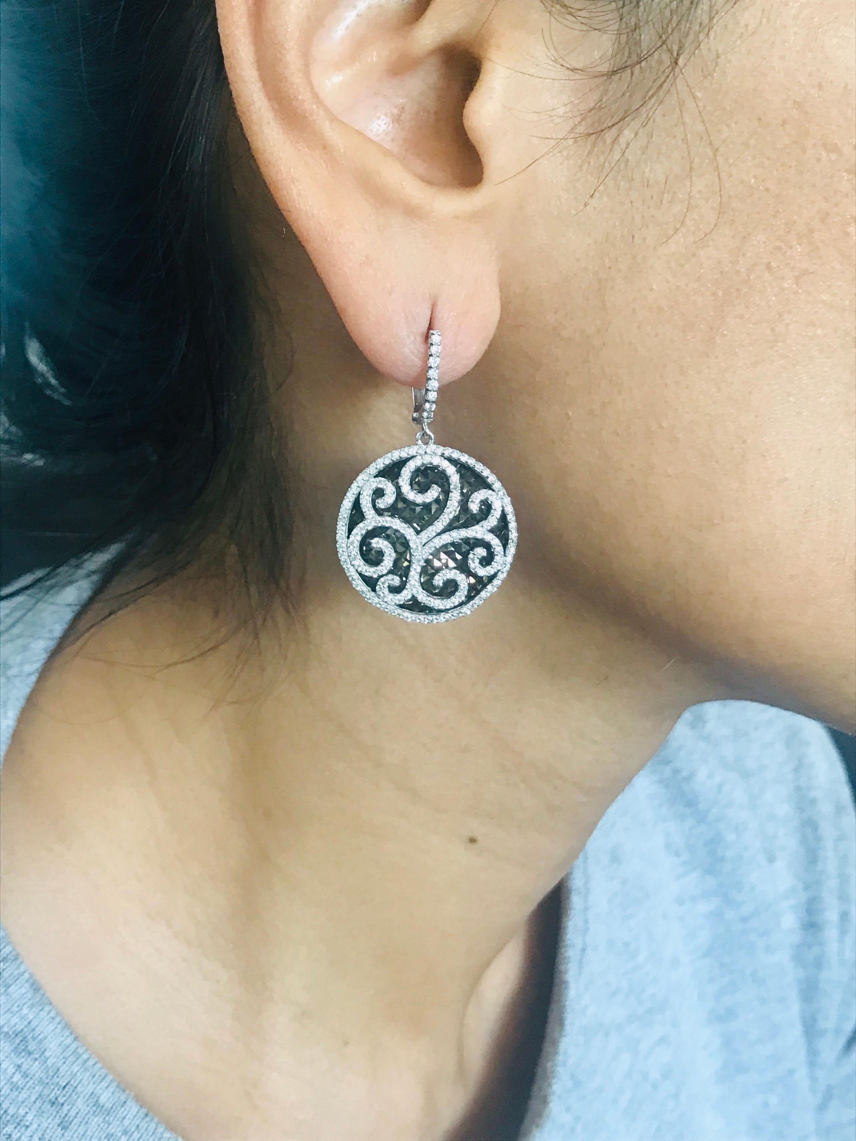 Boucles d'oreilles pendantes en or blanc avec diamant naturel de 1,74 carat et rhodium noir en vente 1