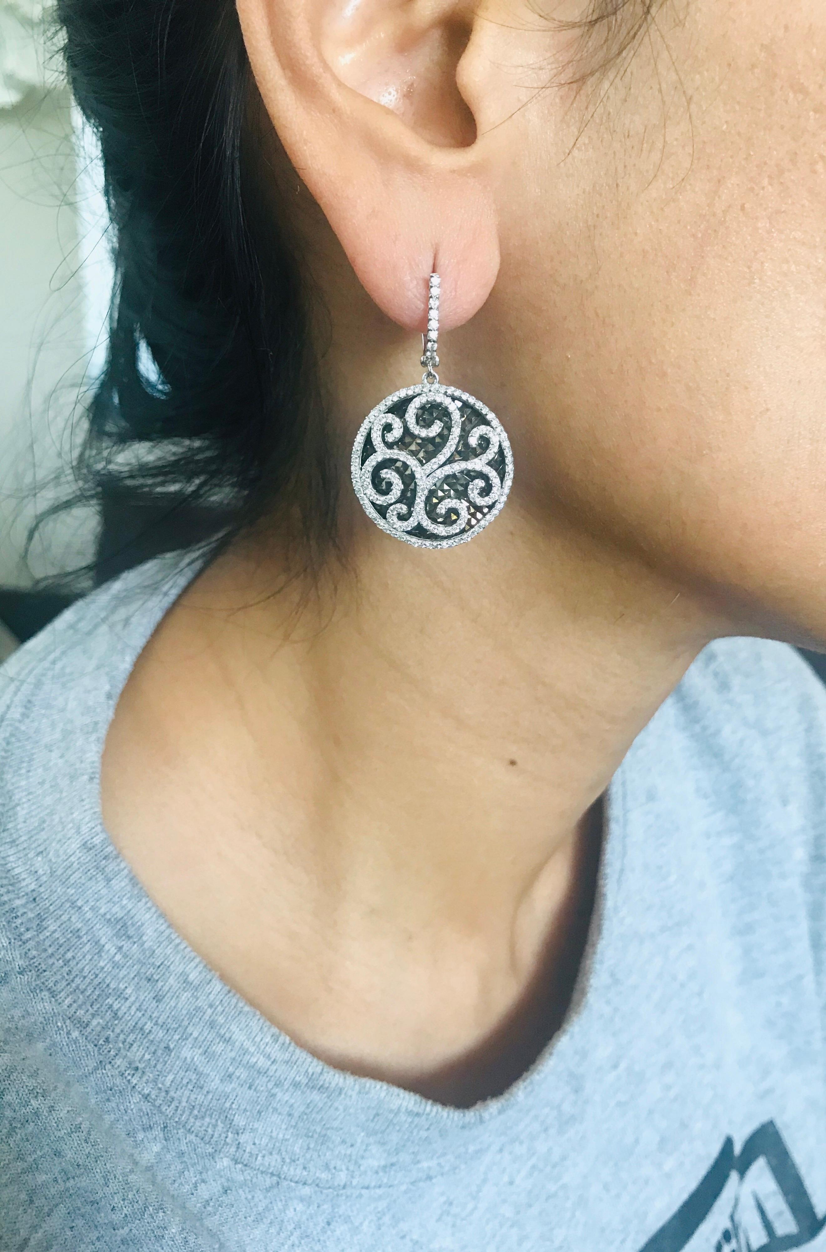 Boucles d'oreilles pendantes en or blanc avec diamant naturel de 1,74 carat et rhodium noir en vente 2