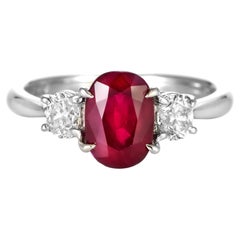 Bague à trois pierres en platine, rubis naturel de 1.74 carat et diamants