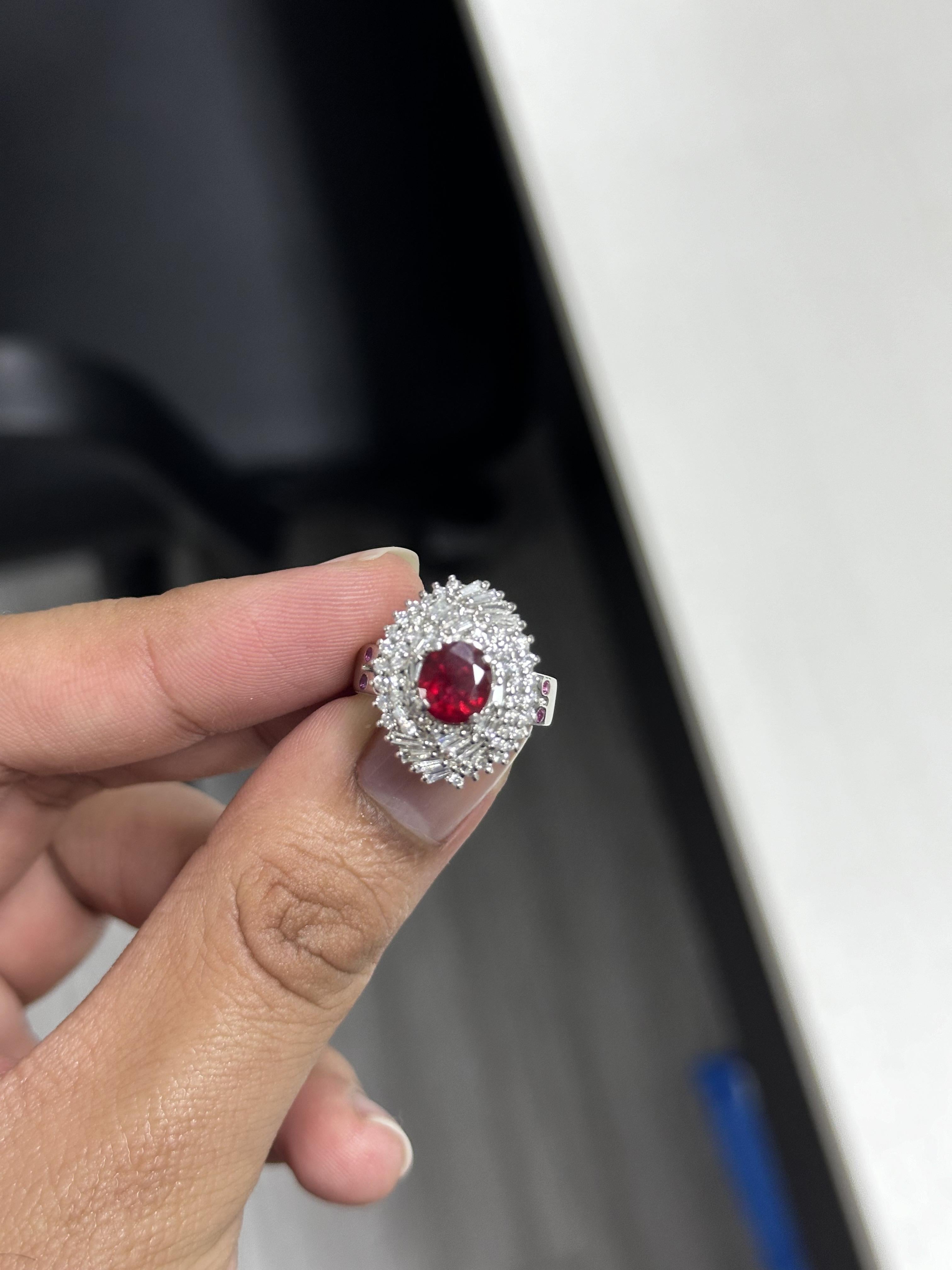 Kühn, raffiniert und zeitlos - dieser Rubin-Cocktailring ist ein markanter Ausdruck von Eleganz.
In seinem Zentrum liegt ein 1,738 Karat schwerer Rubin, der mit tiefroter Brillanz und unvergleichlicher Anziehungskraft glänzt. Das Design wird