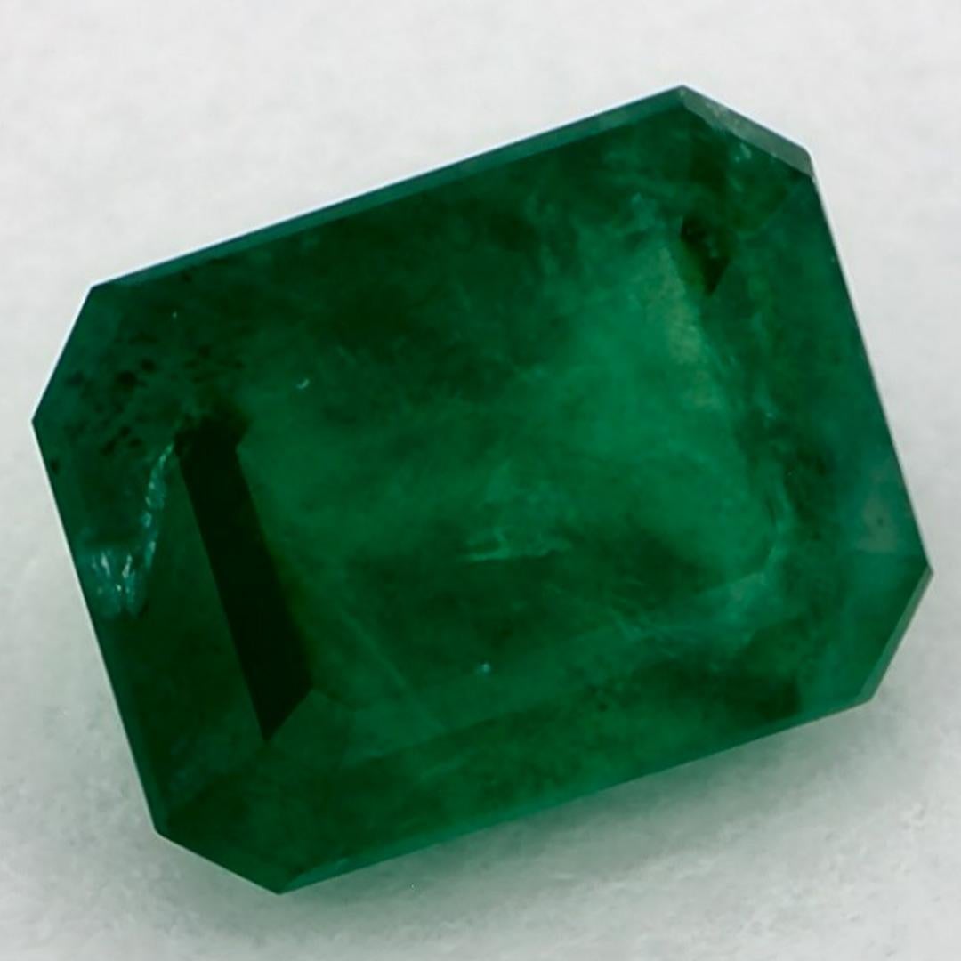 D'un vert éclatant, la pierre de naissance du mois de mai symbolise le renouveau de la croissance printanière. 

Explorez la vibrante collection d'émeraudes, de rubis et de saphirs de notre magasin, disponibles sous forme de pierres précieuses en