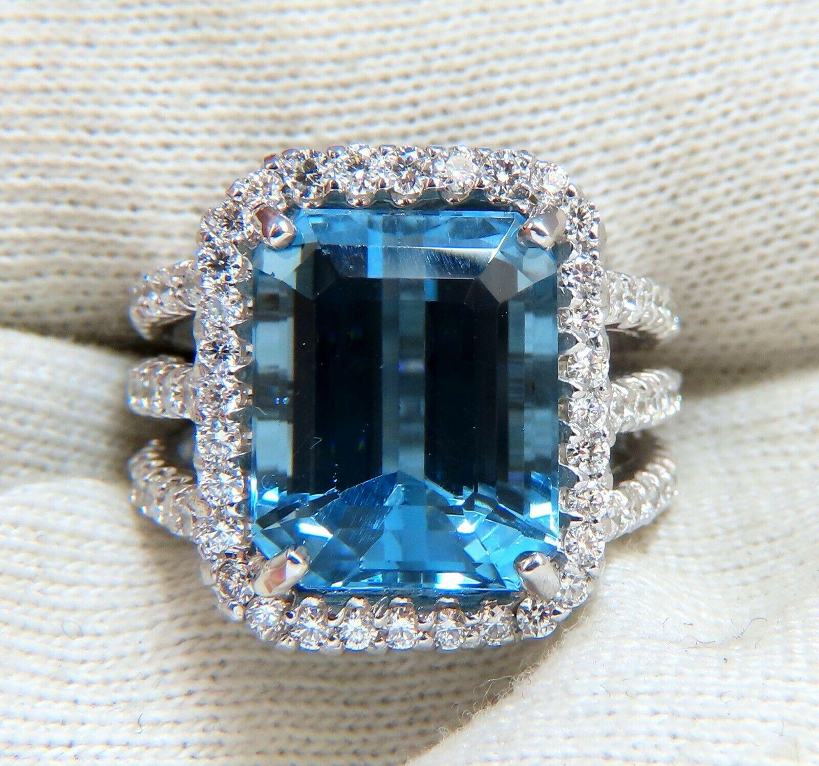Taille émeraude Bague à trois anneaux en or 14 carats avec diamants bleus suisses naturels vifs de 17,40 carats et halo à trois anneaux en vente