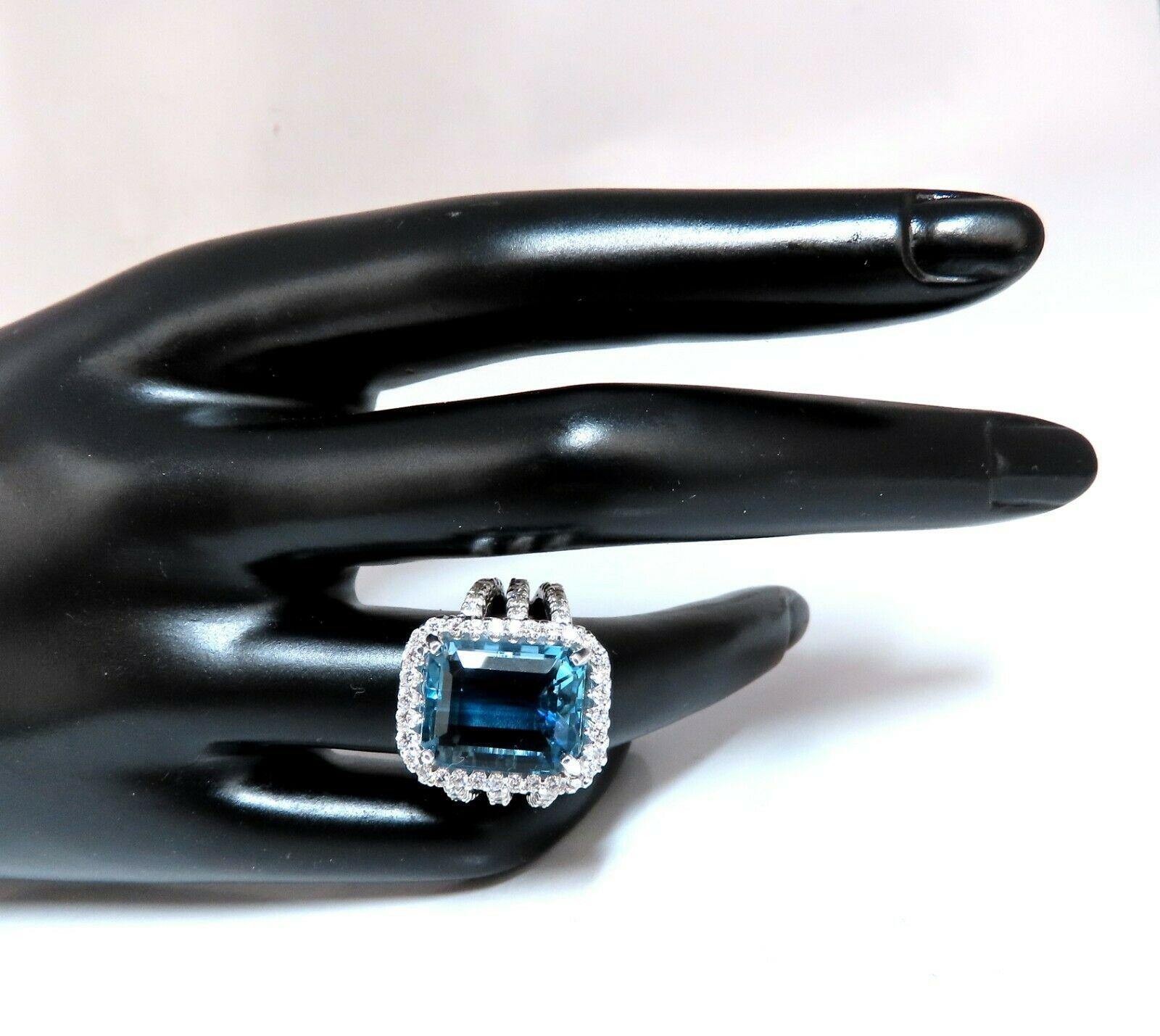 Bague à trois anneaux en or 14 carats avec diamants bleus suisses naturels vifs de 17,40 carats et halo à trois anneaux Neuf - En vente à New York, NY