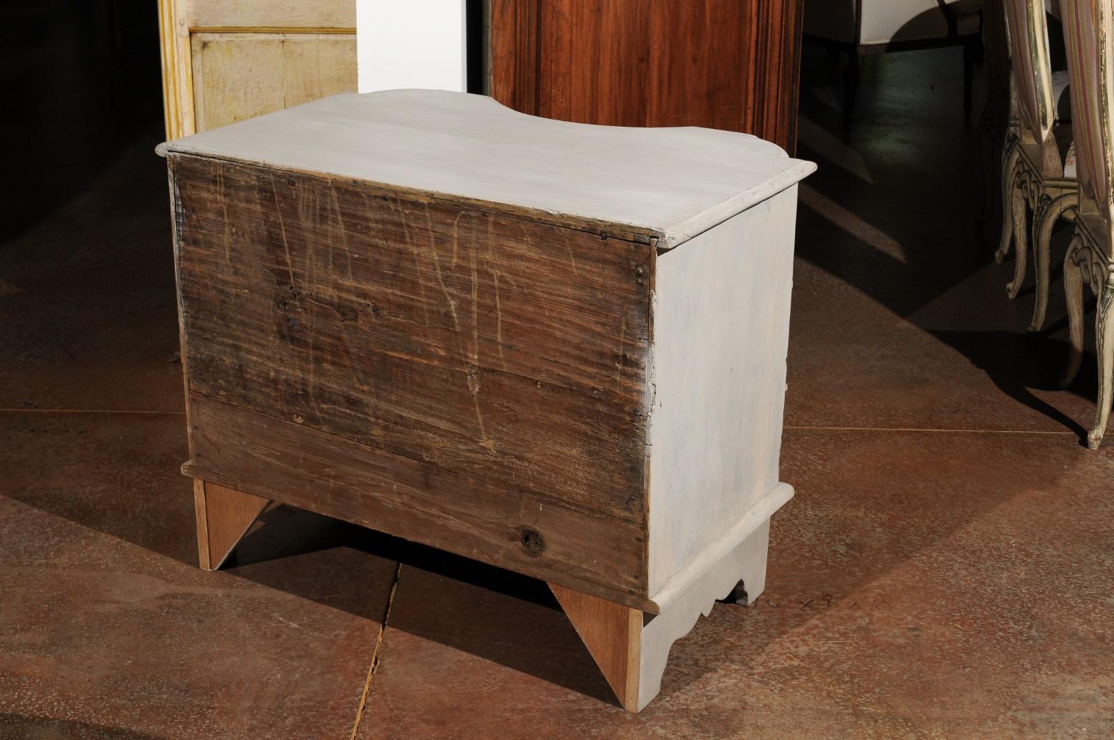 1740s Dutch Three-Drawer Serpentine Painted Wood Commode In Good Condition In Atlanta, GA