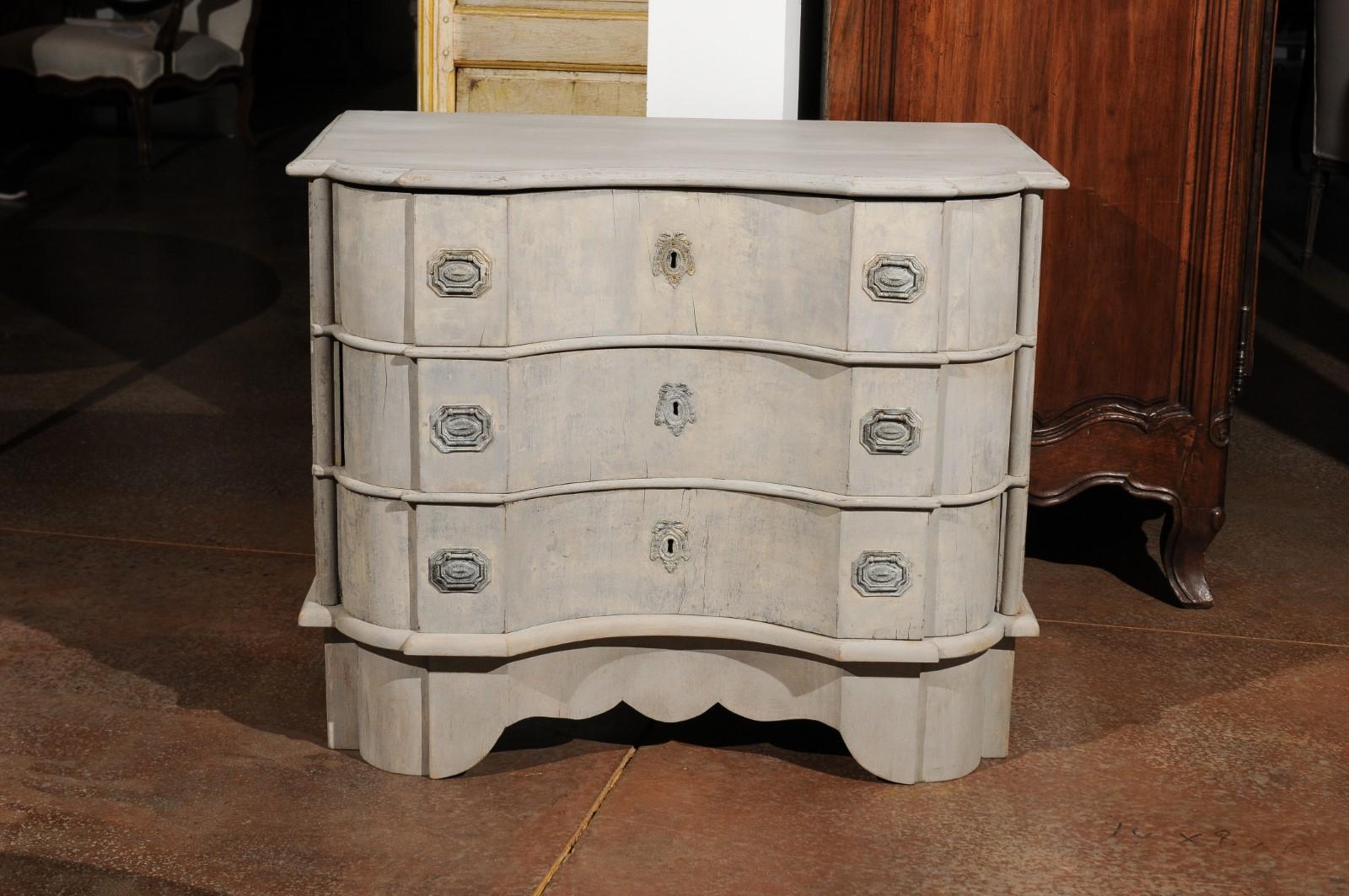 1740s Dutch Three-Drawer Serpentine Painted Wood Commode 3